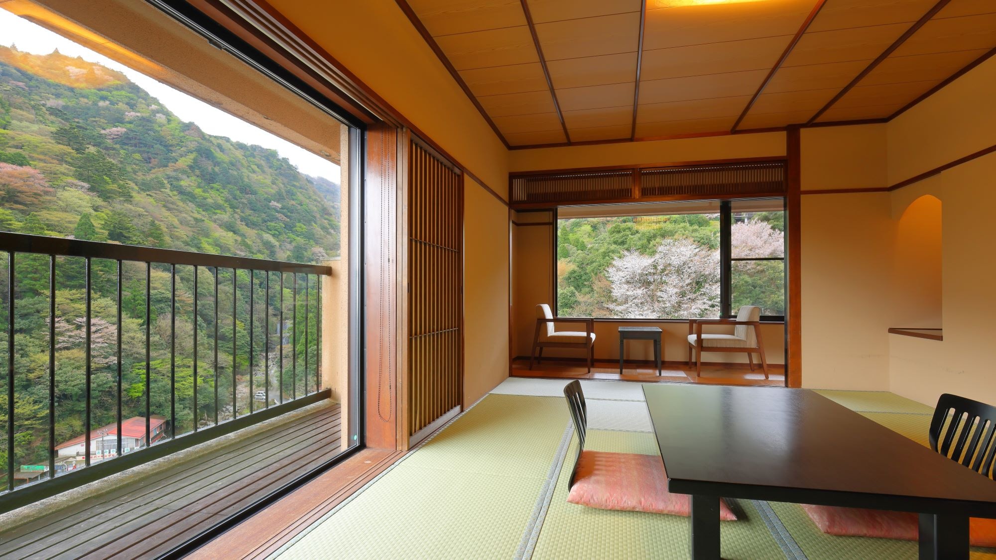 Spacious 12-tatami Japanese-style room (with bathroom) Non-smoking