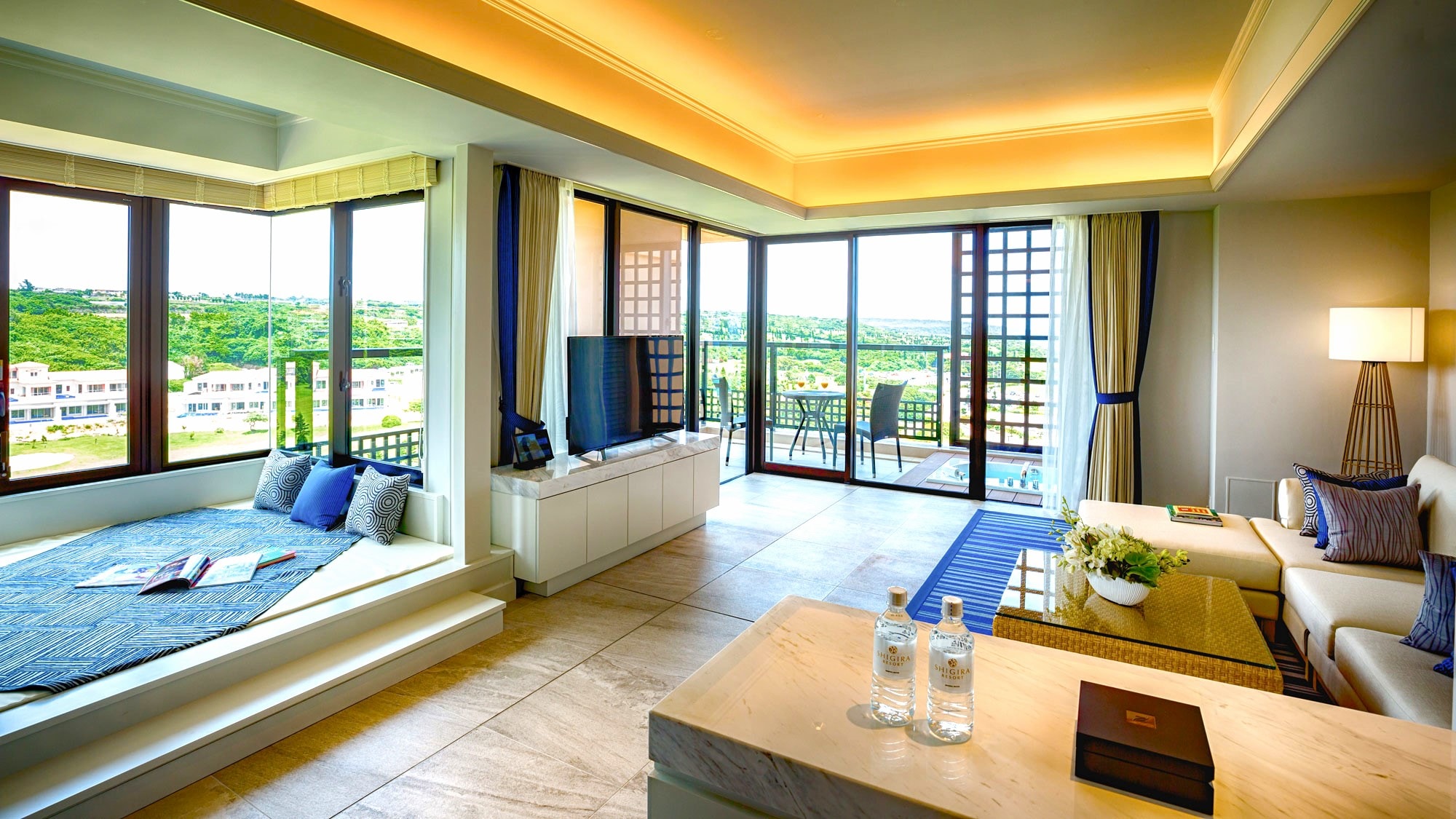 [Bayside/Junior Suite] Kamar suite seluas sekitar 67 m2 menghadap resor yang terletak di lantai tengah.