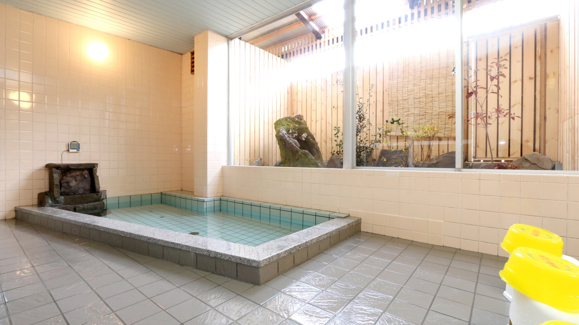 Please relax in the bath.