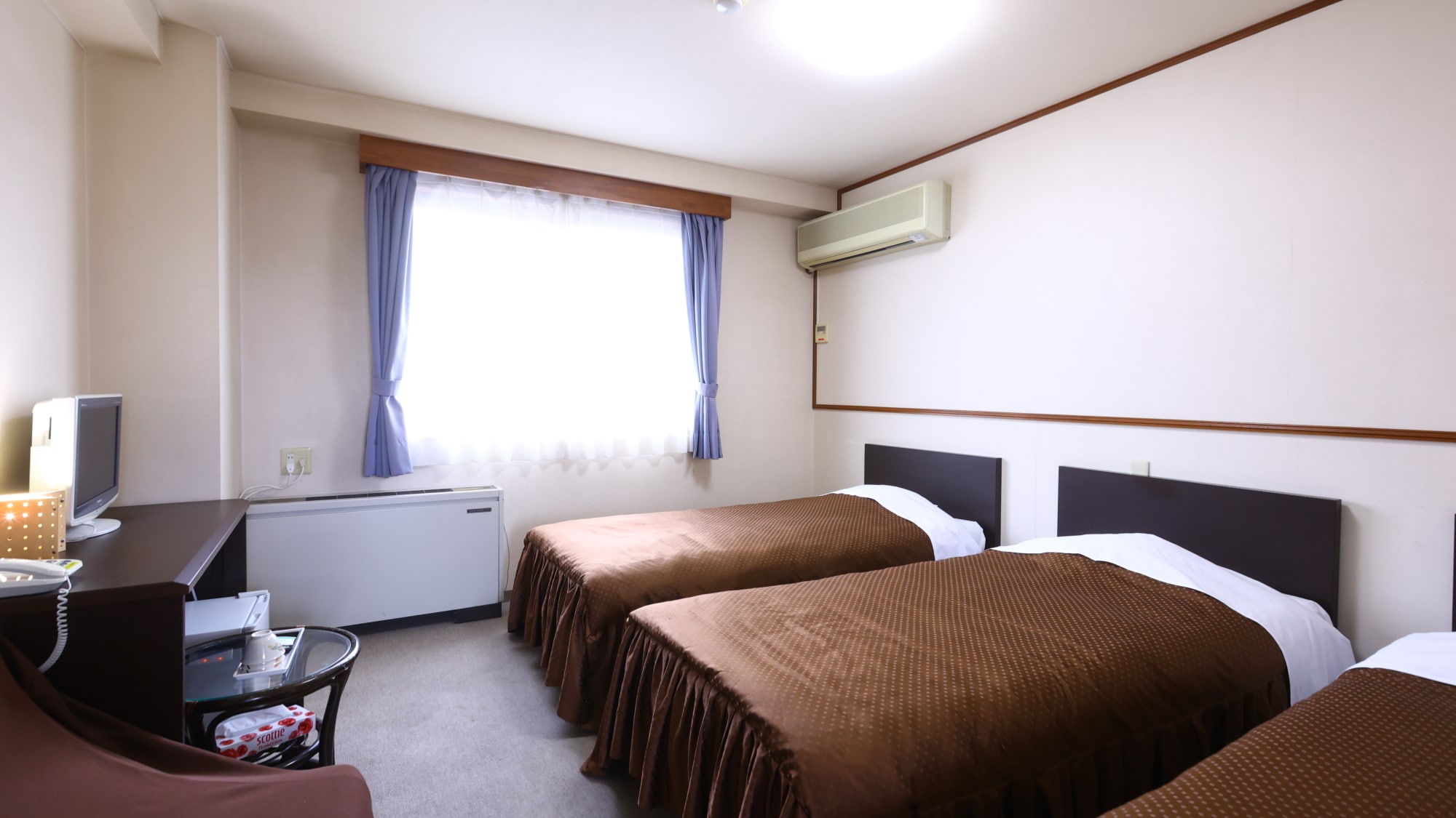 An example of a Western-style triple room. Recommended for groups.