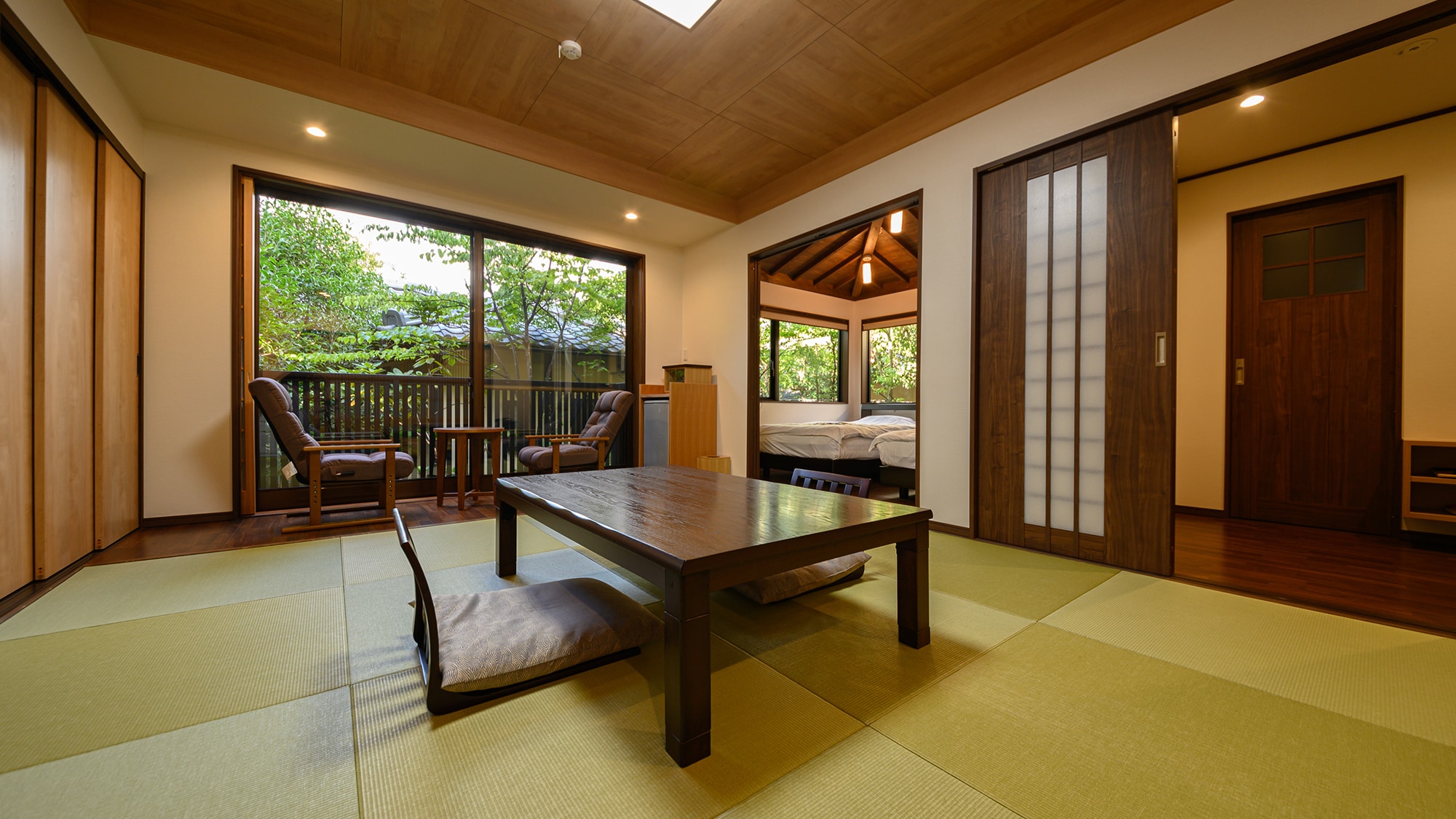 Separate Japanese-Western style room with Shigaraki pottery bath