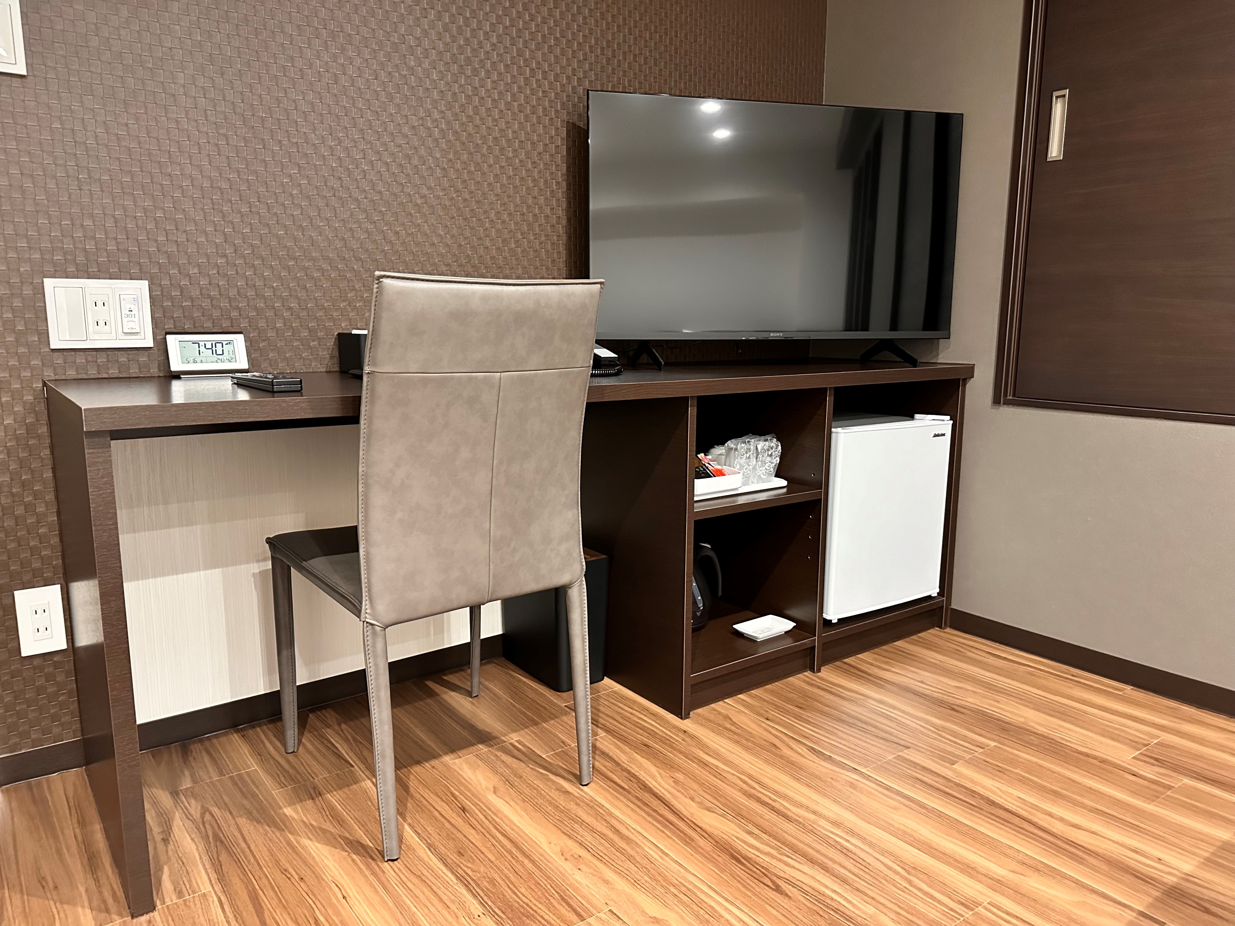 Ví dụ: Phòng Deluxe Twin - Bàn làm việc