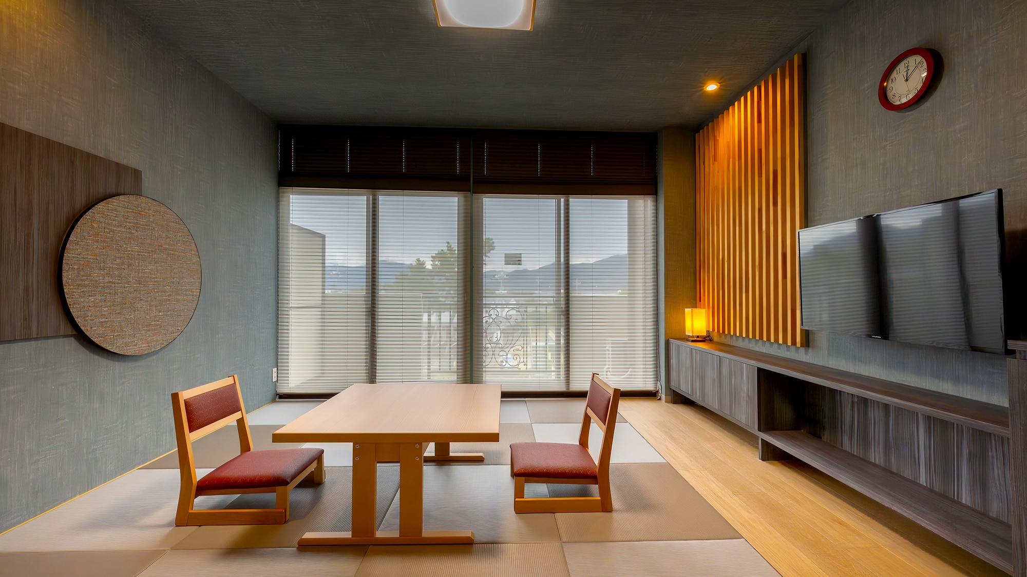 [Japanese-style room] A room that gives off a nostalgic and relaxing vibe, with a retro townscape visible from the window.