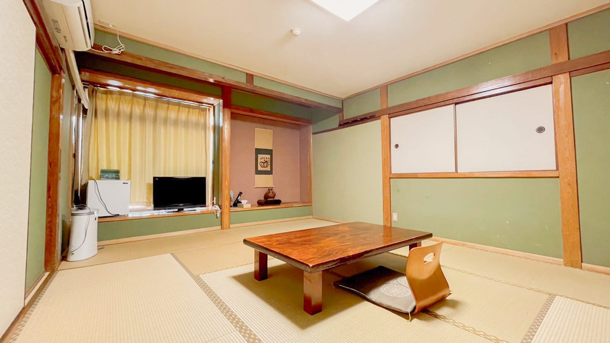 ・<ห้องสไตล์ญี่ปุ่นขนาด 10 เสื่อทาทามิ> คุณสามารถยืดขาและผ่อนคลาย หรือนอนบนเสื่อทาทามิและใช้เวลาอย่างอิสระ