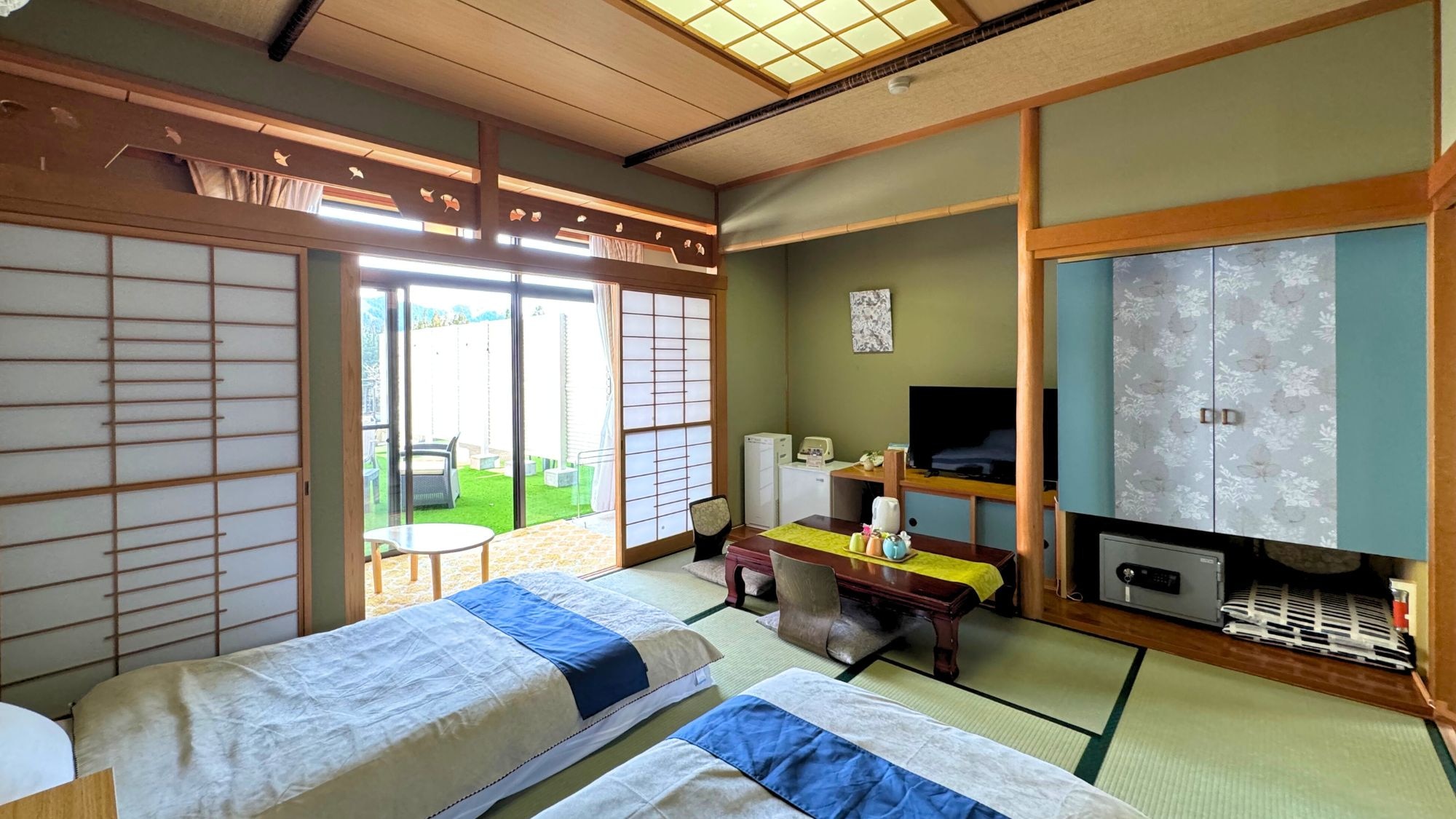 A Japanese-style room with a bed on a tatami floor. It also has an open terrace and is recommended for families.