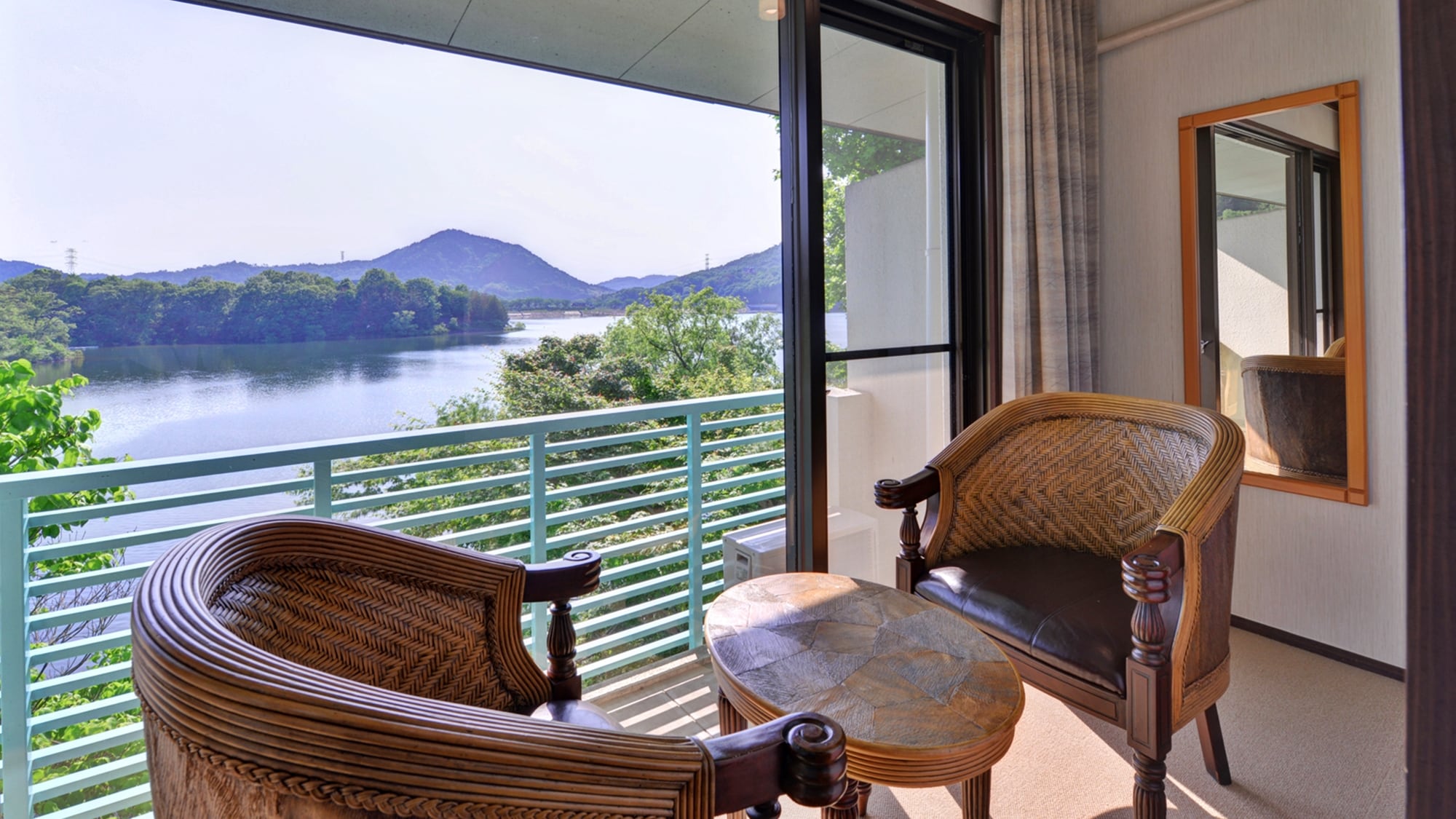 * Corner room (example of guest room) / Sit on a chair by the window and relax in the quiet and clear lake.