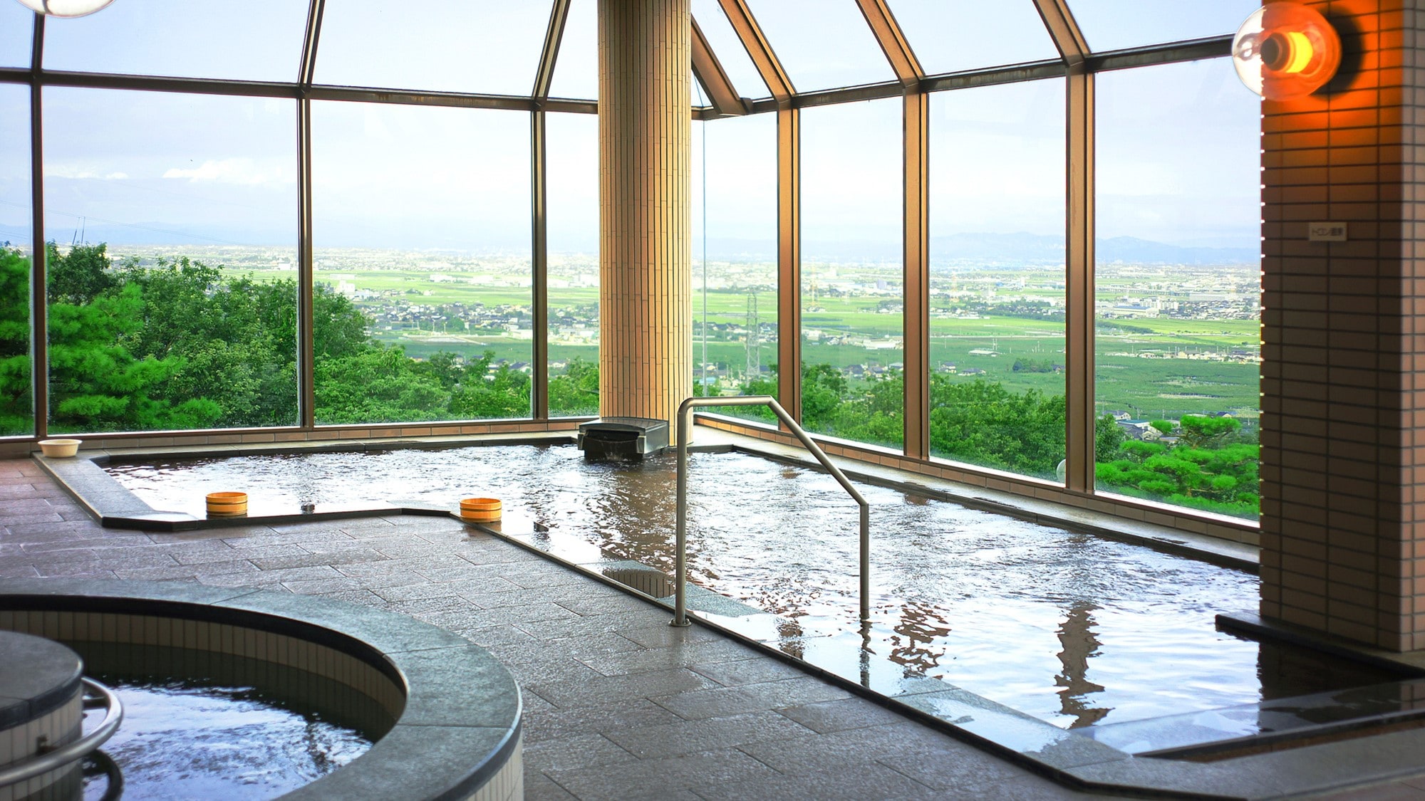 Cảnh đẹp tuyệt vời! [Nhìn ra đồng bằng Toyama và vịnh Toyama] Một bồn tắm toàn cảnh rộng lớn có trần cao và cảm giác thoáng đãng