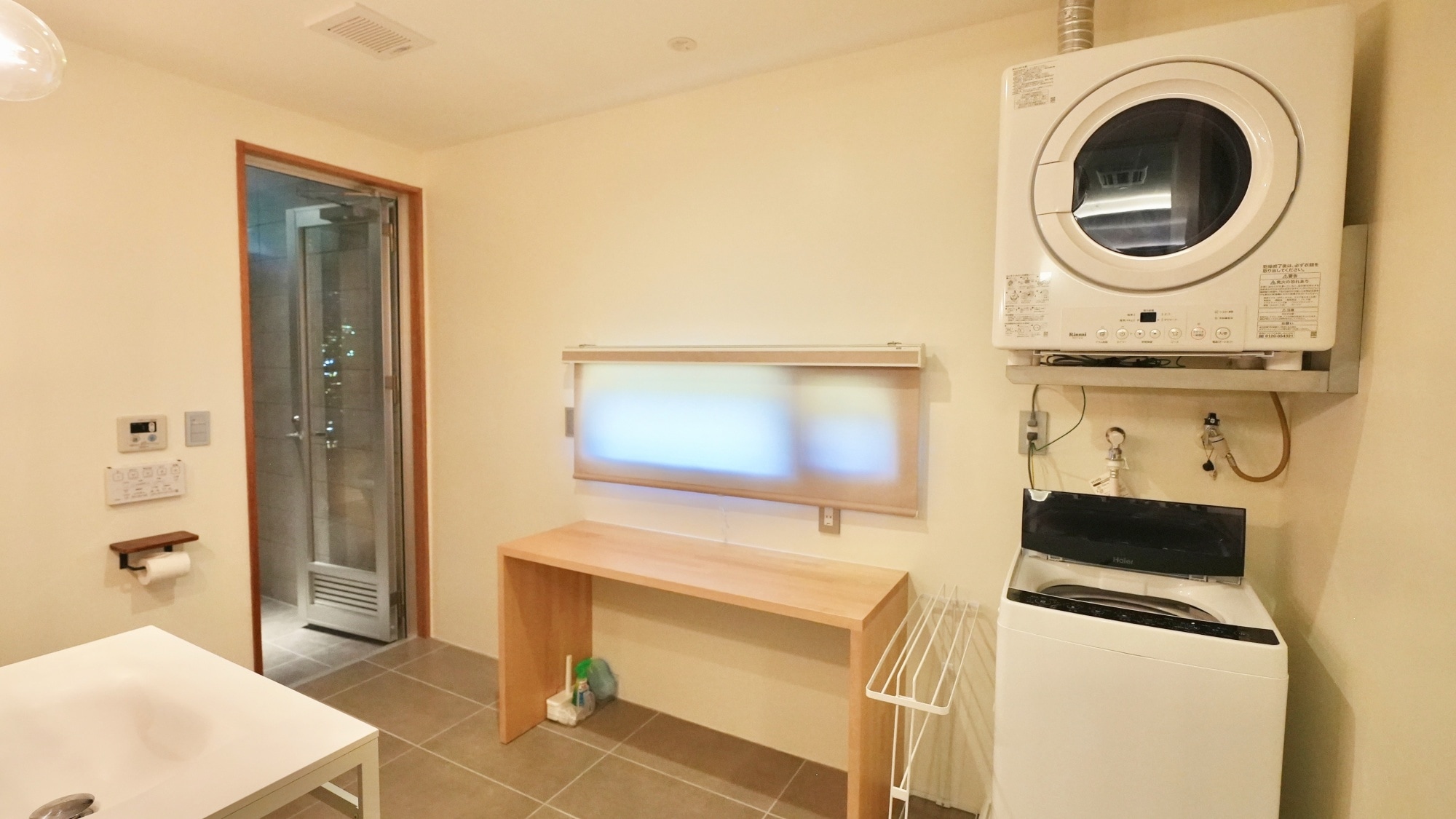 *[Example of guest room (Building E)] Dressing room/Each room is also equipped with a washing machine and dryer.
