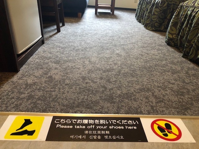 請勿穿鞋進入客房