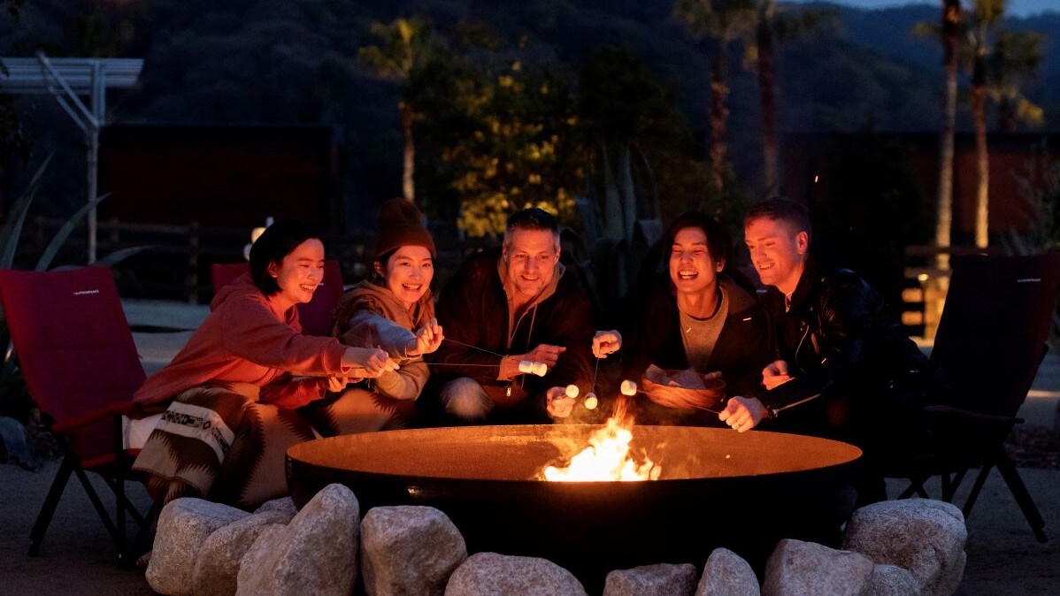 캠프 파이어로 스모어 체험 이미지.