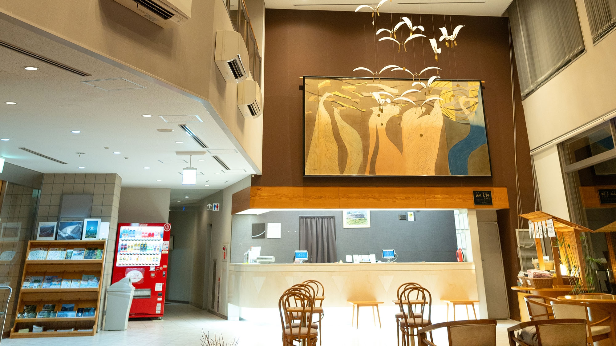 ・[Lobby] The lobby has a high ceiling and an open feel. Please come here if you need any business during your stay.