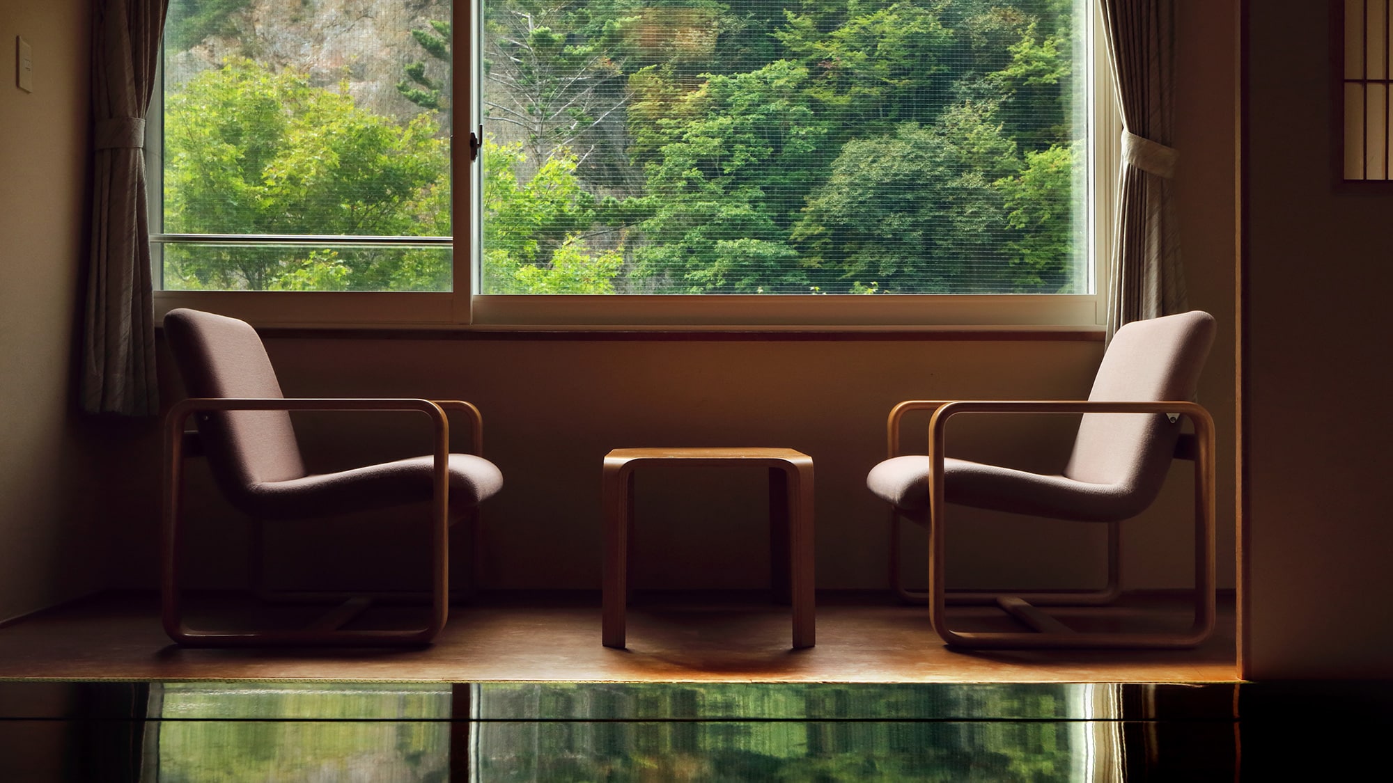 [Japanese-style room] Beyond the window, you can see the magnificent nature that is typical of Sounkyo.