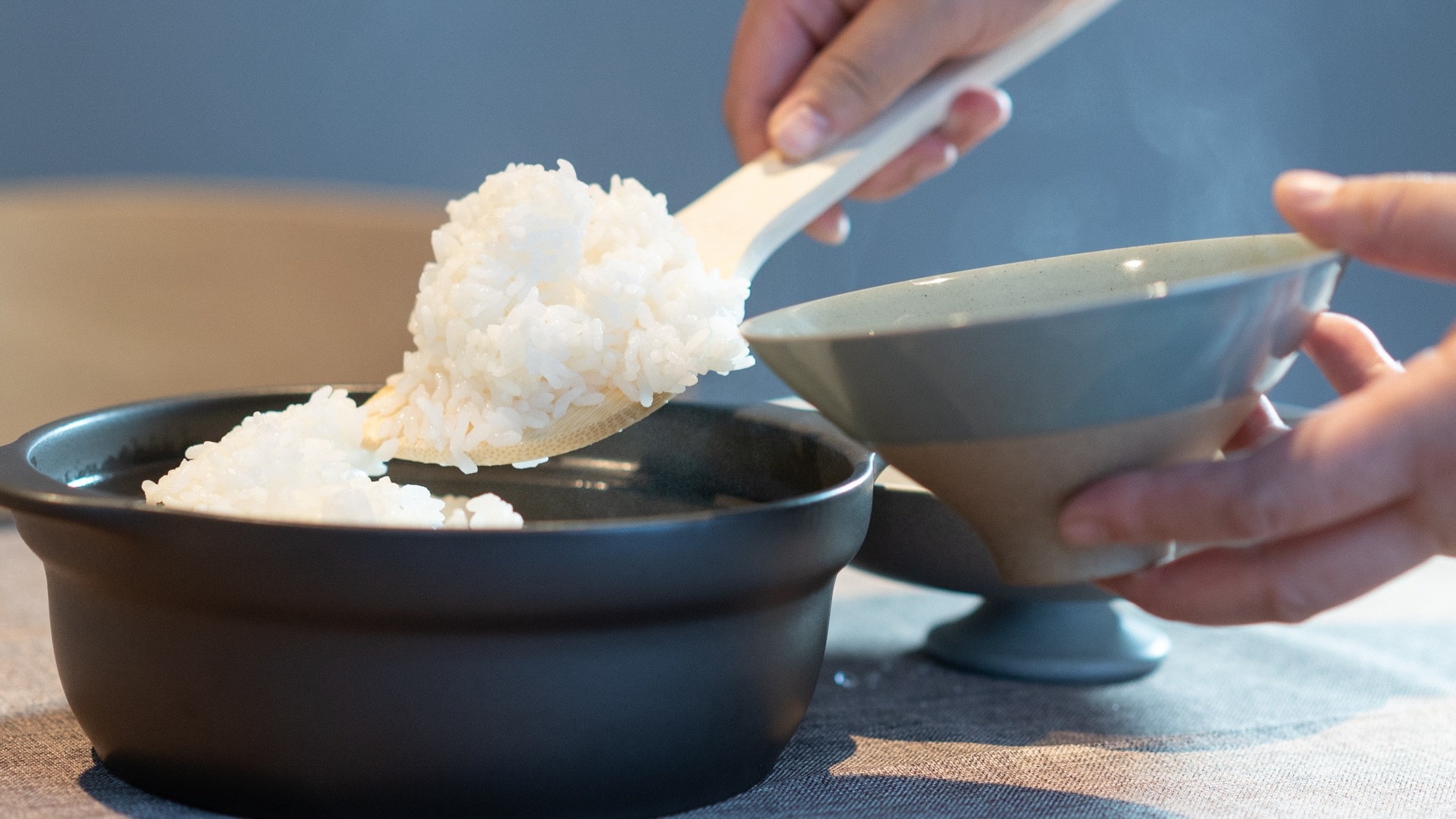 [Contoh sarapan] Nasi yang baru dimasak dalam panci tanah liat disajikan untuk sarapan.