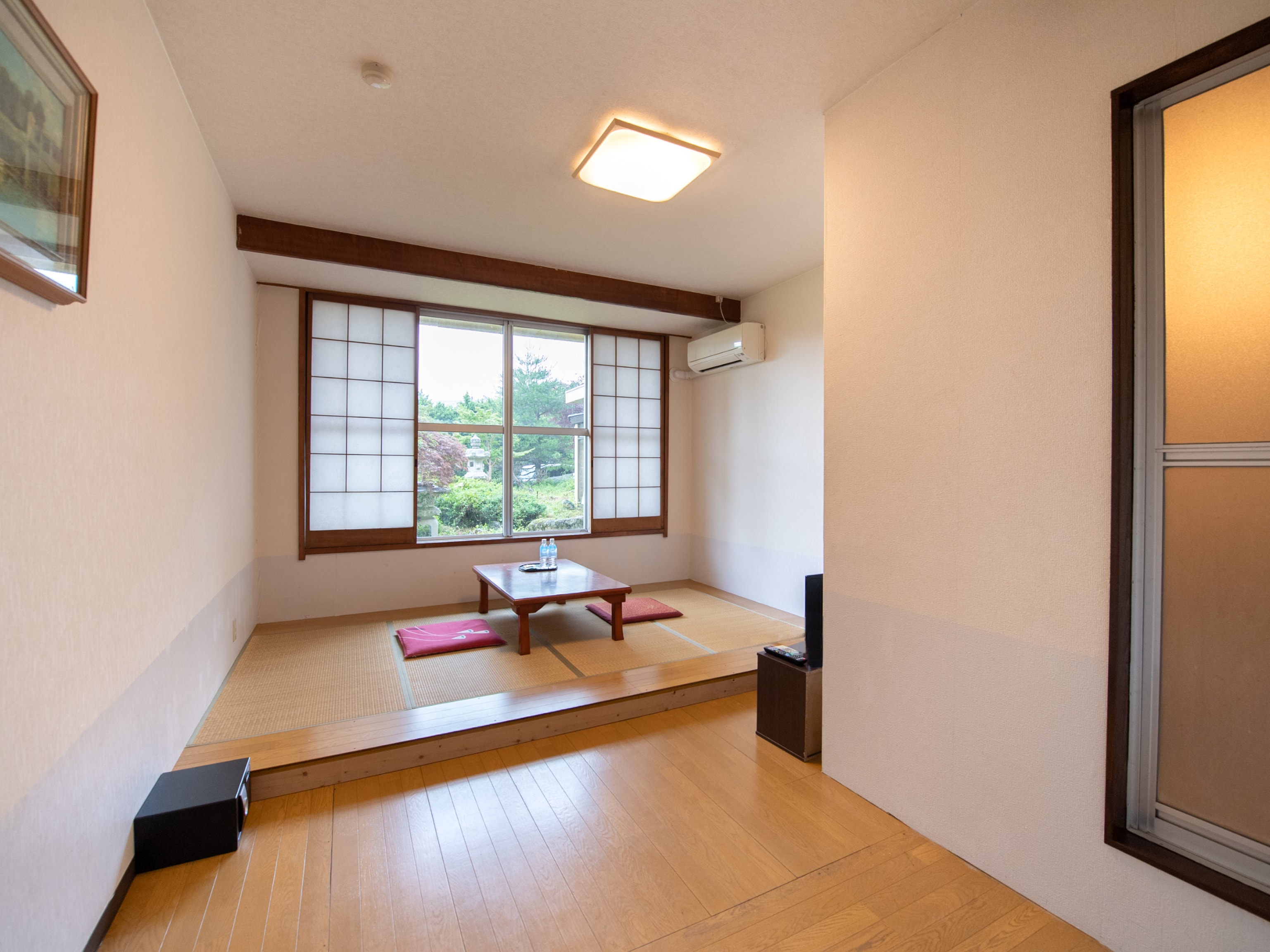 Japanese-style room 1 & minus; 3 people