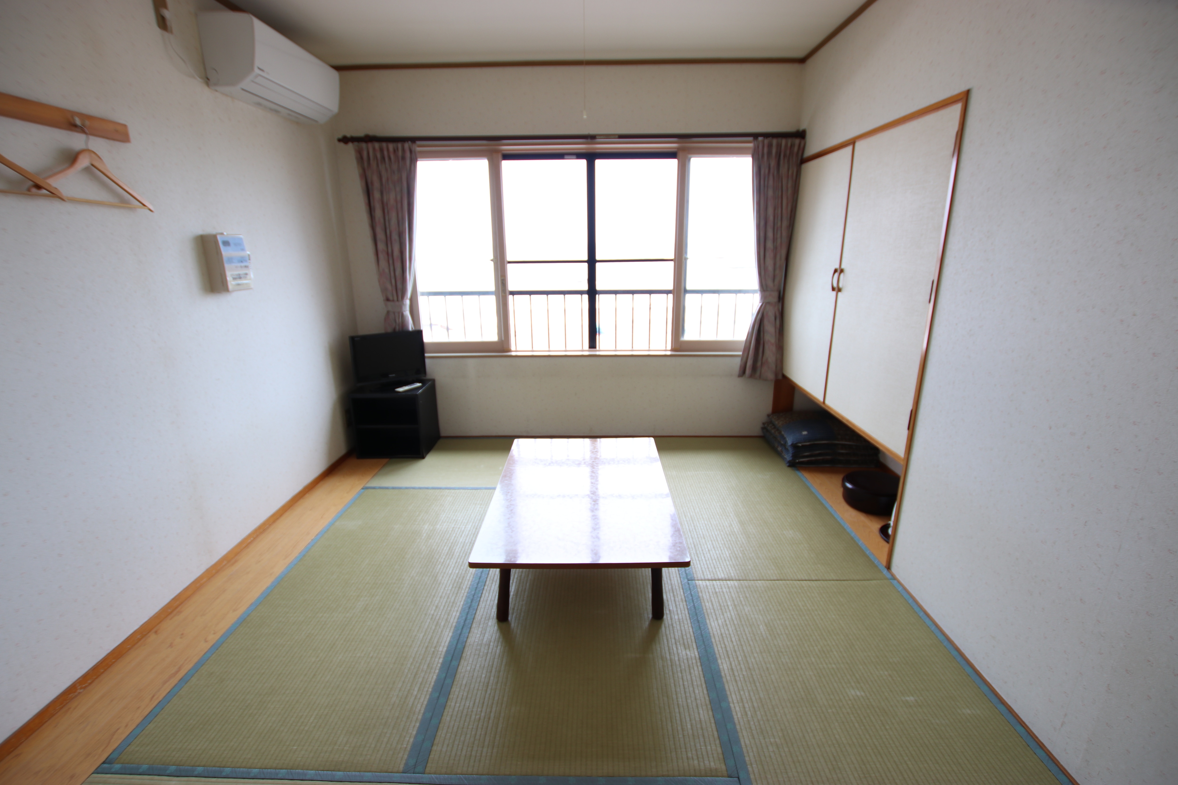 Japanese-style room with a view of the sea