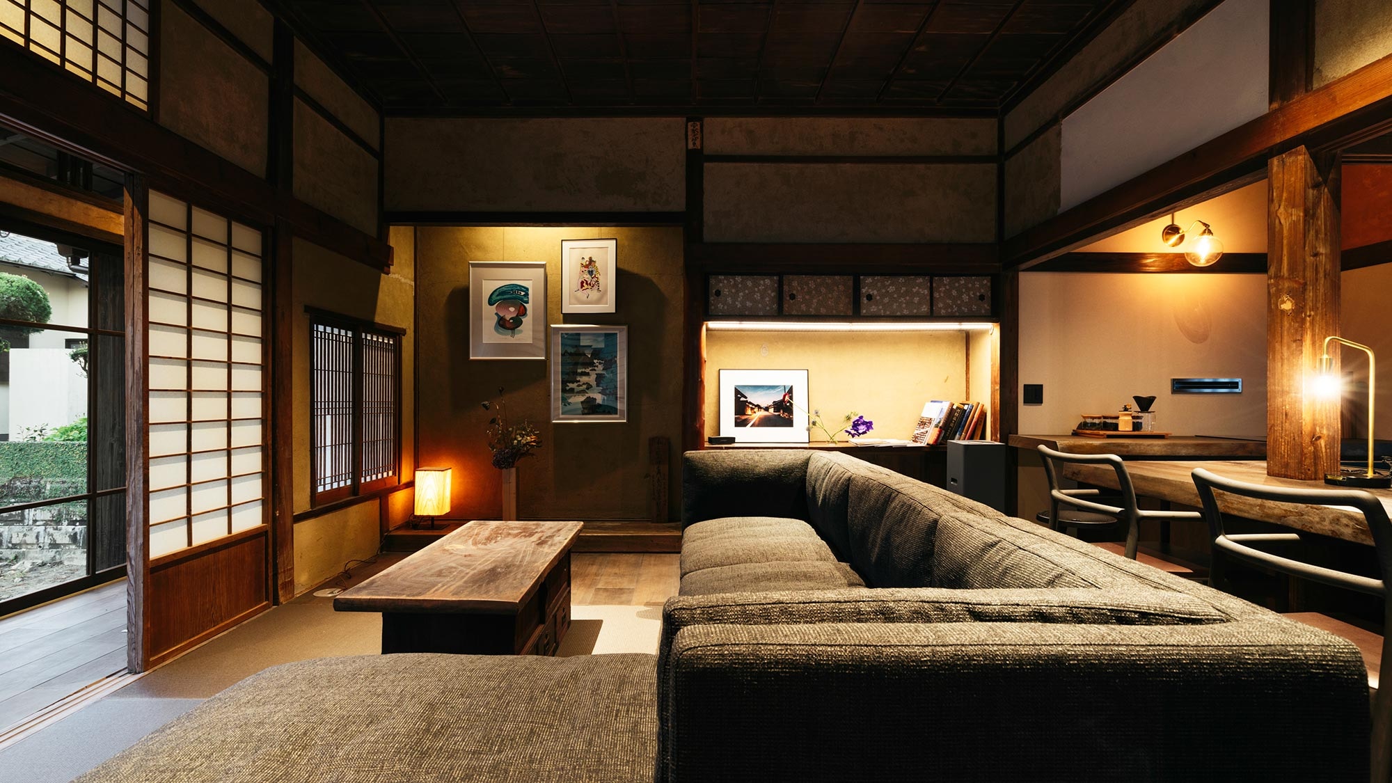 ・A living room that combines traditional calm with modern lightness
