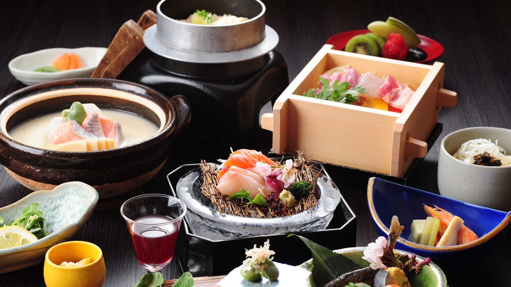 [Yamazato Kaiseki] Seasonal kaiseki cuisine prepared by the chef.