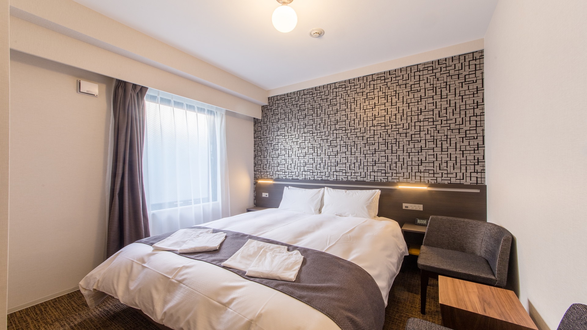 Queen room