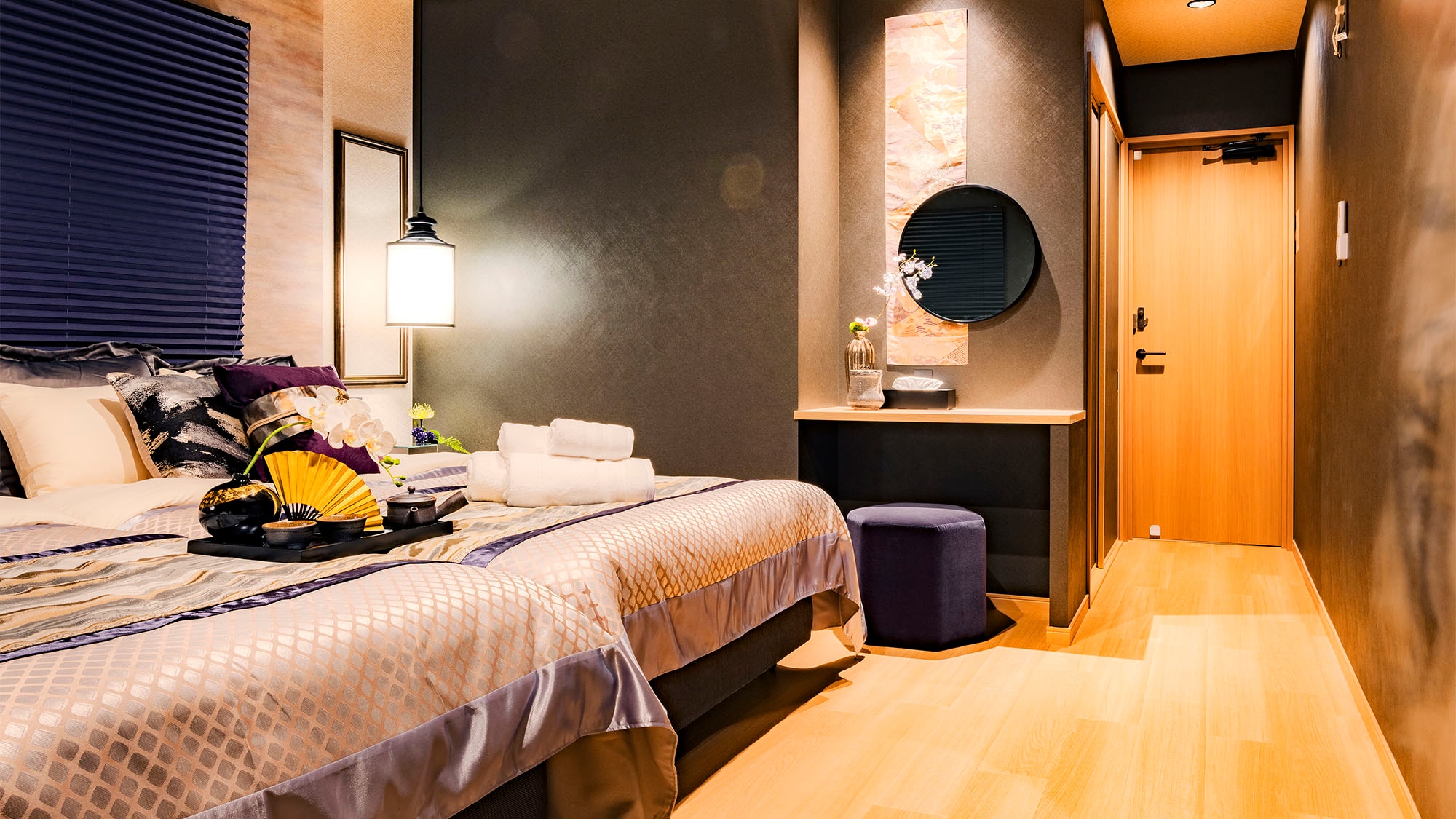 ・ [Example of Western-style room] You can sleep comfortably on a double-sized bed.