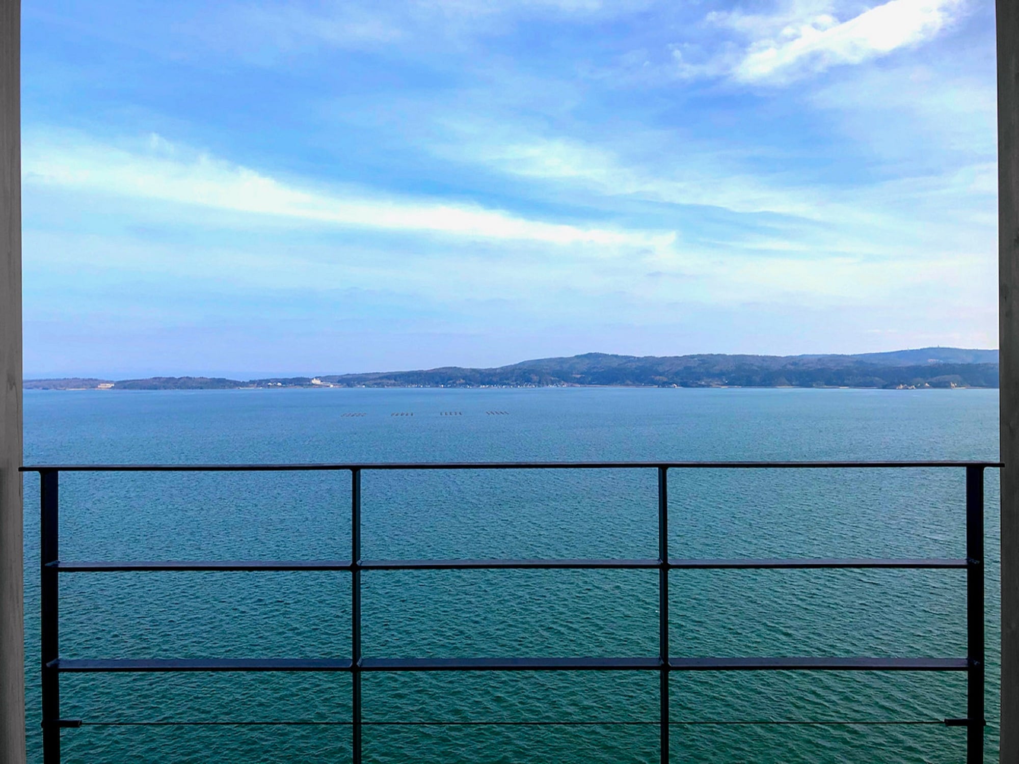[Example of the view from the guest room] From the open-air bath in the guest room, you can see the calm waves of Nanao Bay.