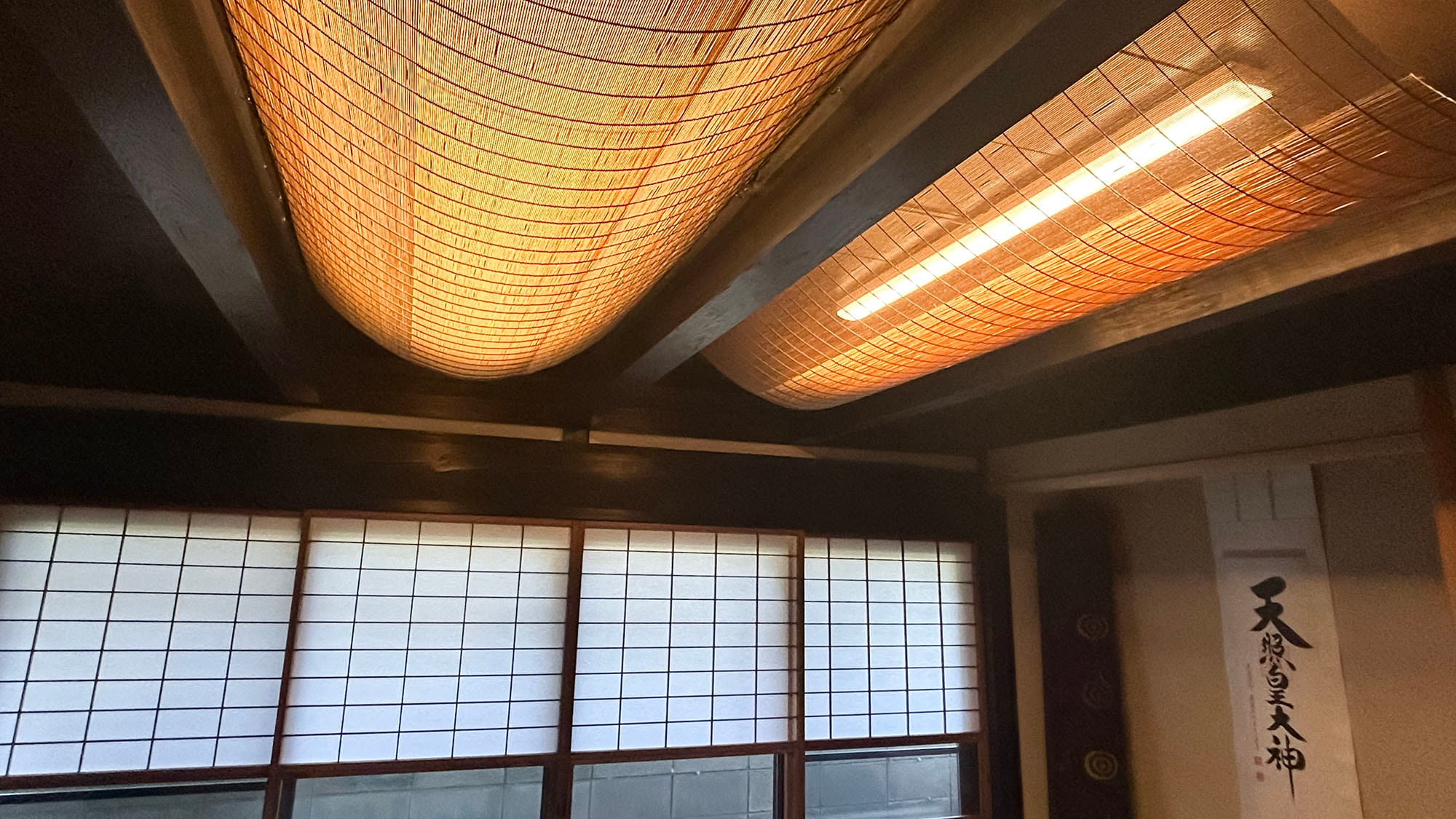 ・[Kamar bergaya Jepang] Langit-langit dan jendela terbuat dari tirai Kyoto yang terbuat dari buluh alami.