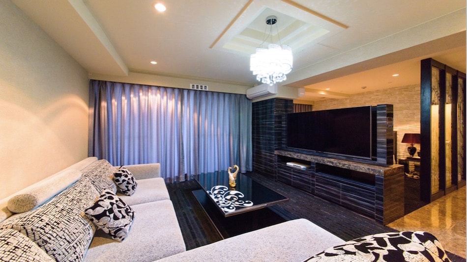 Kamar Executive Queen [40㎡] dengan sofa dan partisi tempat tidur