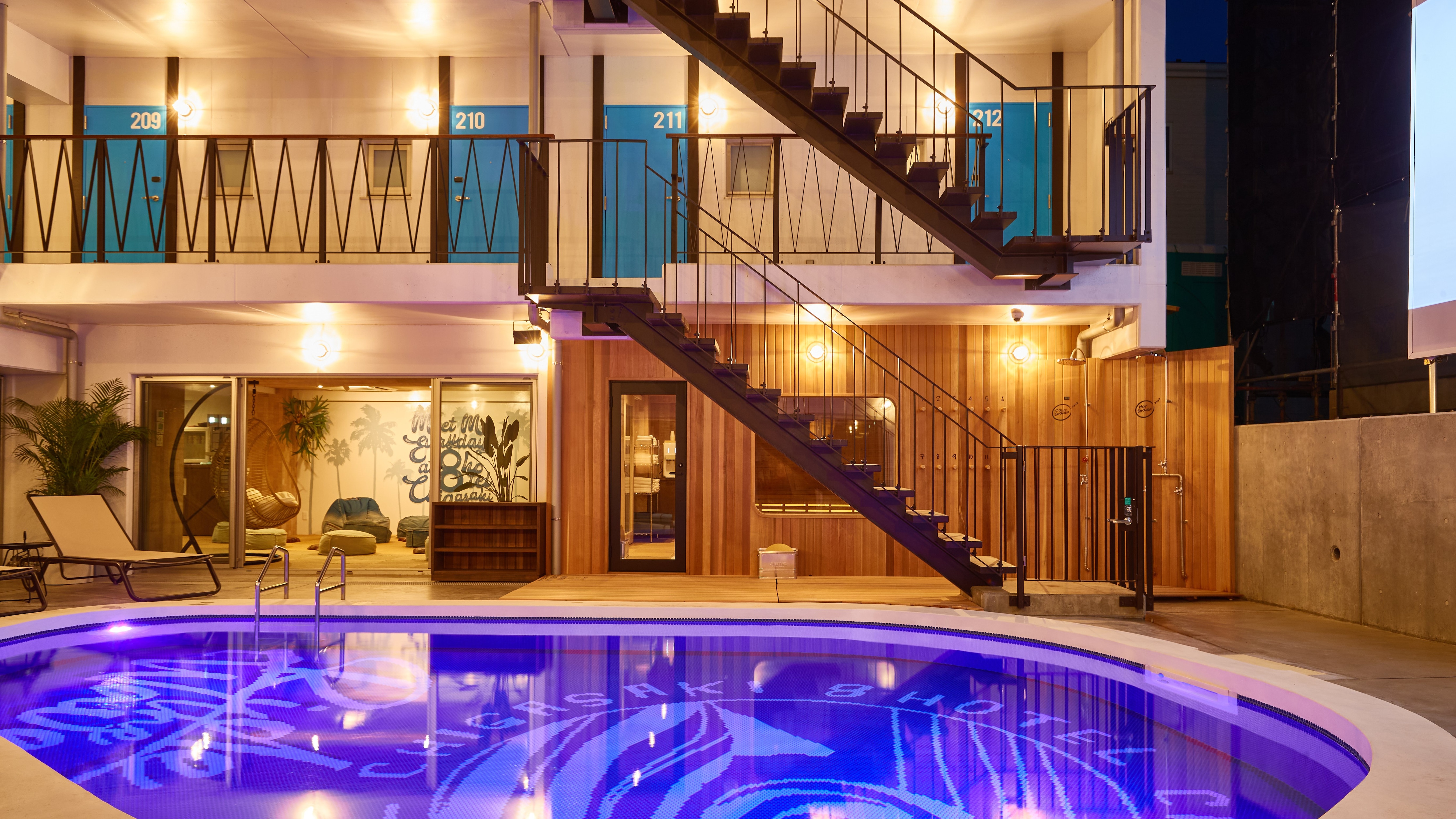 Pool hours: 6:30-23:00 (quiet time after 21:00)