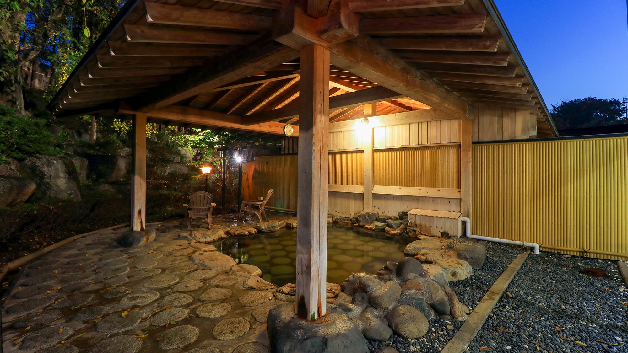 #Open-air bath: Relax in the calm atmosphere at dusk.