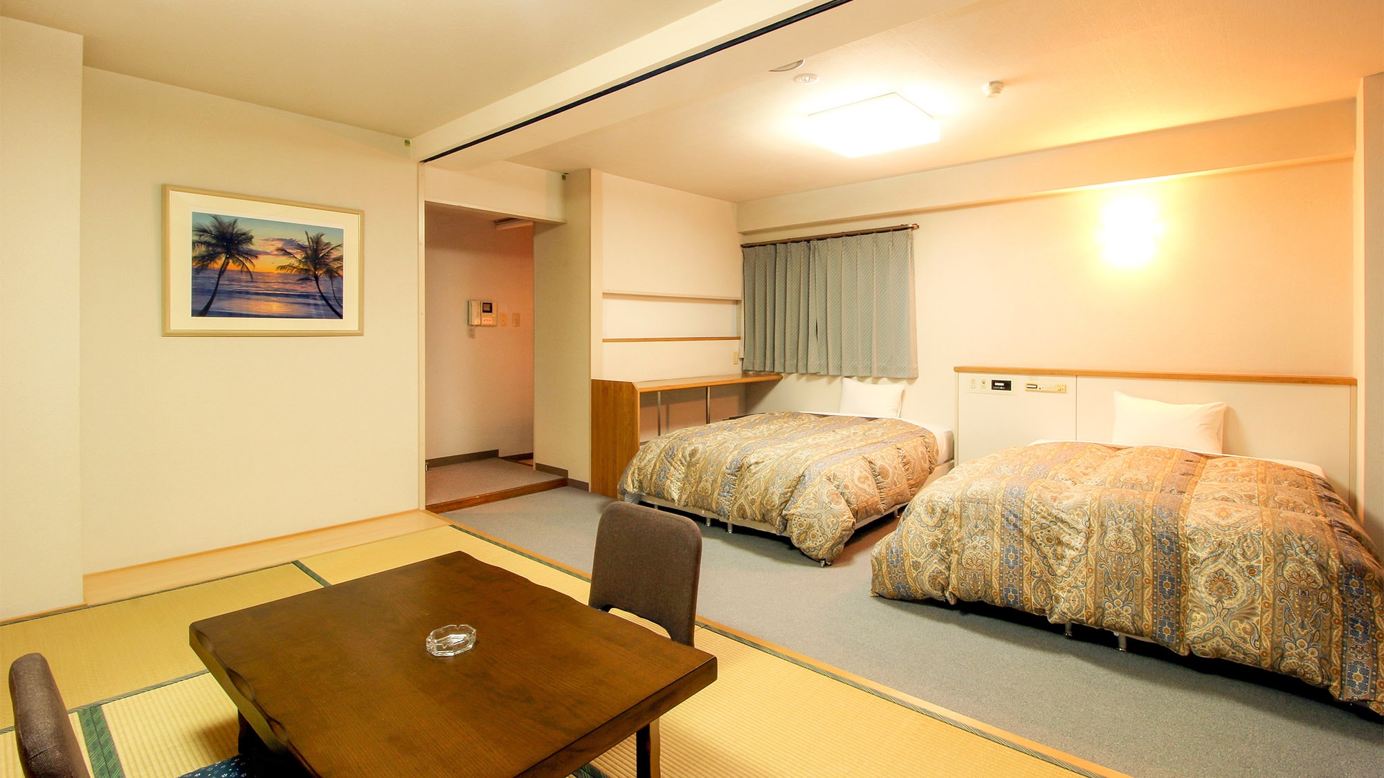 ・ [Japanese-Western style room] Japanese-style room with tatami mats and 2 double beds and futon bedding
