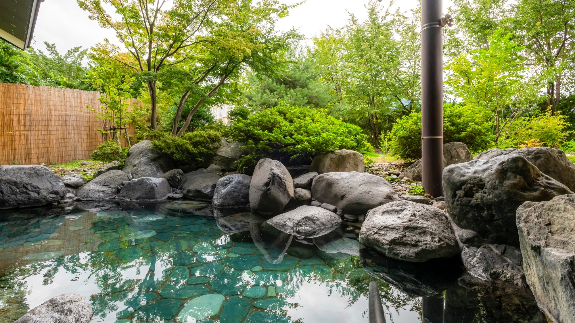 Take a deep breath in your body with plenty of negative ions surrounded by trees. The open-air bath in the morning is a refreshing and comfortable space.