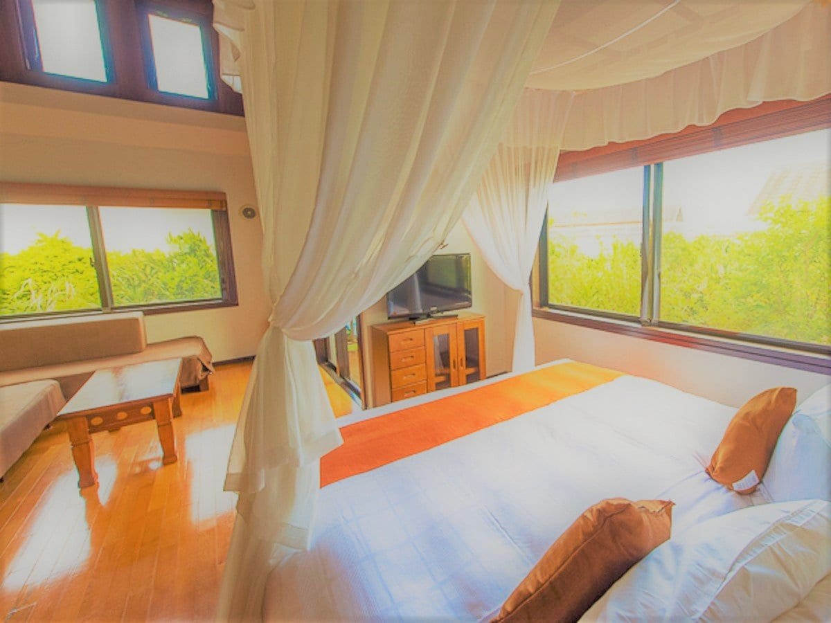 [Western-style room: Double] Guest room: Canopy bed and Simmons bed for a quality sleep and awakening