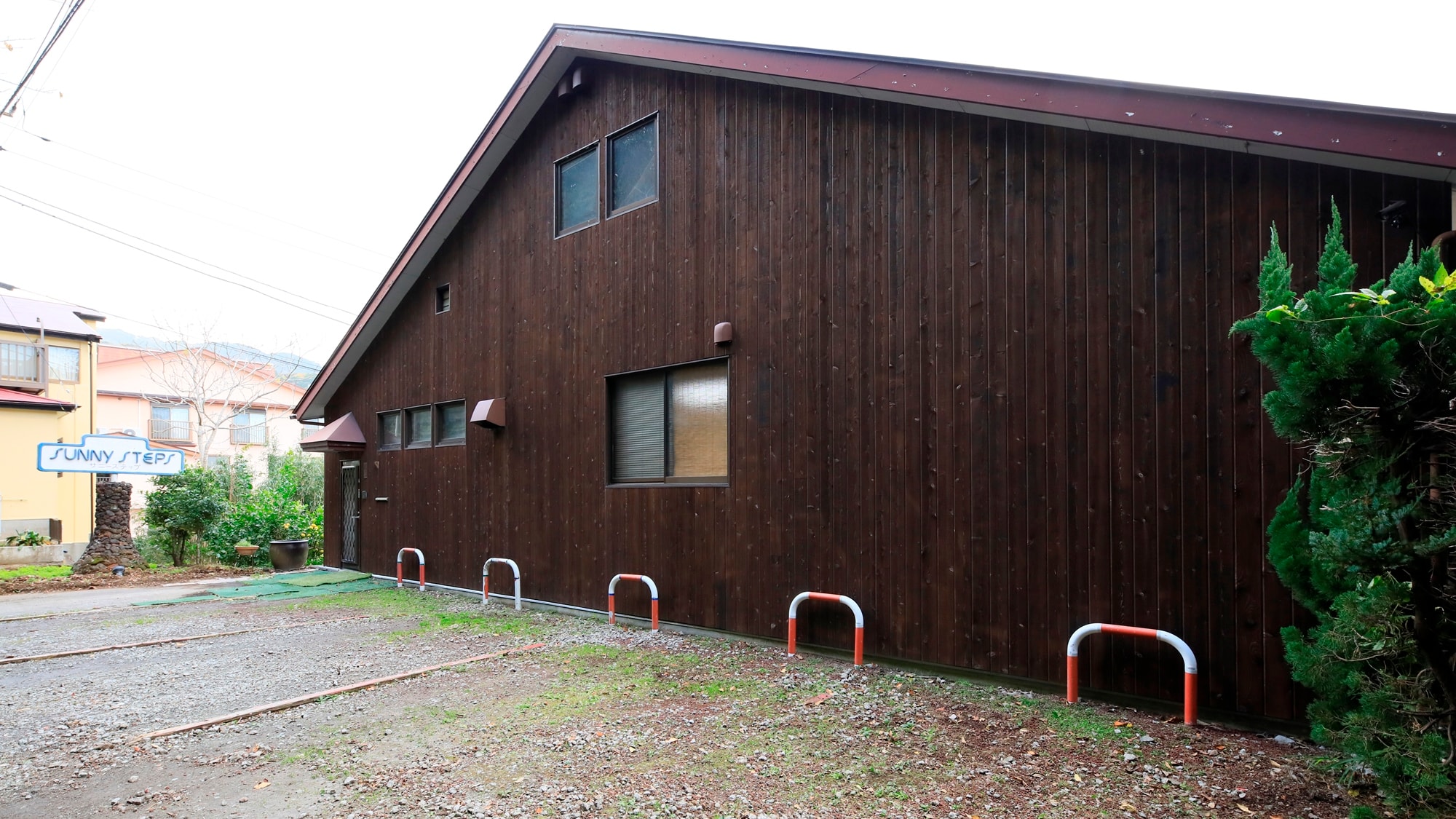 Exterior: Can accommodate medium-sized buses up to 9m in length and 2.3m in width.