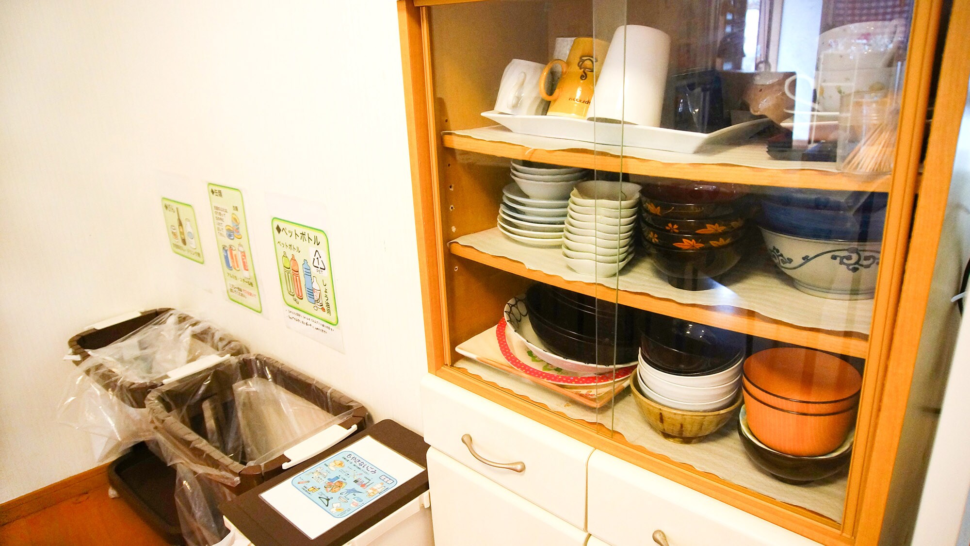 ・"Annex" kitchen: Various tableware is provided