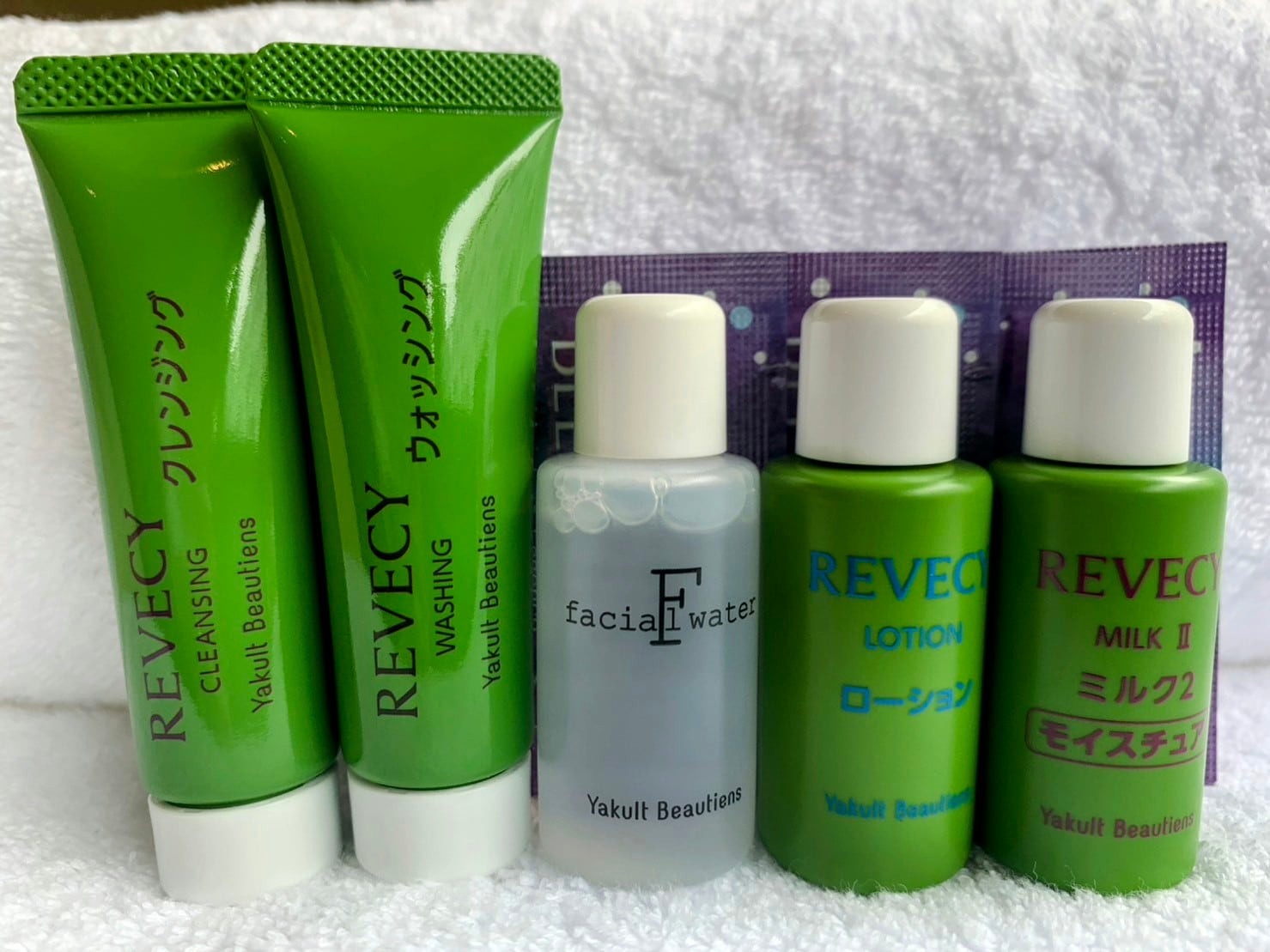 Bộ mỹ phẩm Yakult đi kèm