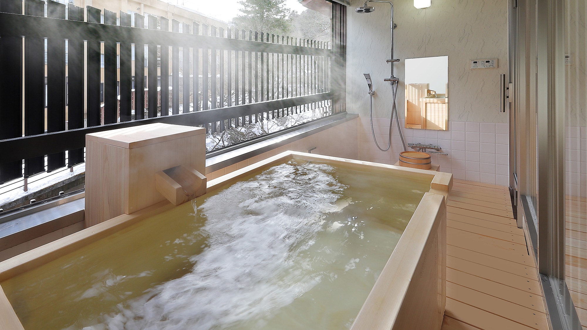 [Matsukaze] Modern Japanese-style room with a semi-open-air cypress bath that flows directly from the source