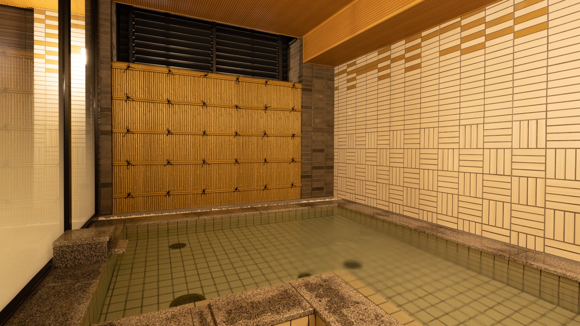 [3F / Women's large communal bath (semi-open-air bath)]