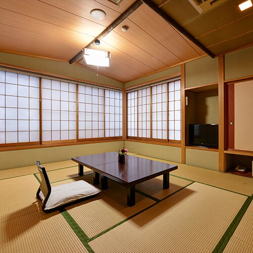 [Japanese-style Room/Tsukuba] Although you cannot see Mt. Tsukuba from this room, it is a bright and spacious Japanese-style room located on the top floor of the hotel.