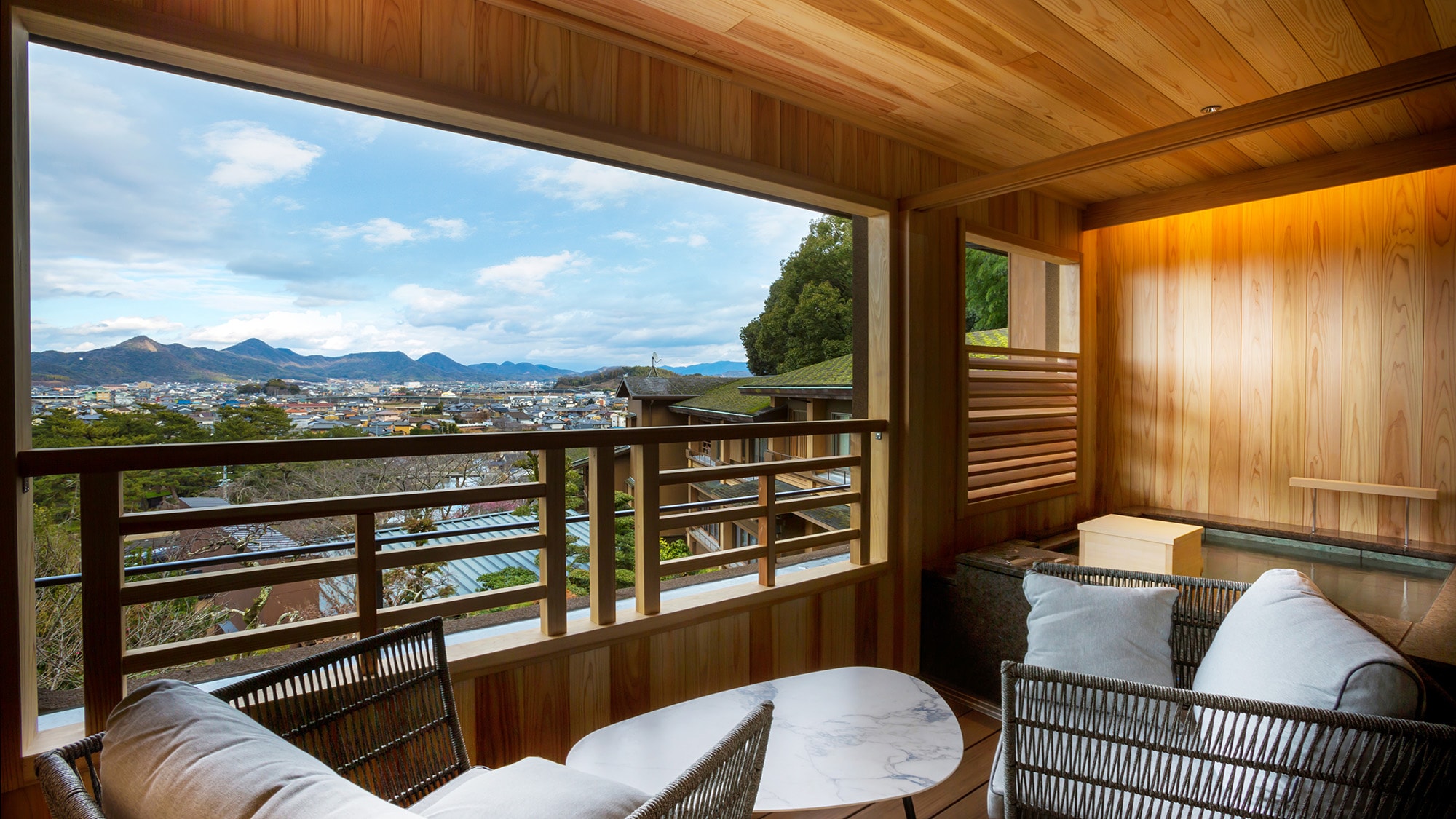 [Sansuikaku/Japanese-Western room D with private open-air bath] Special guest room overlooking the Japanese garden and the majestic Asan Mountains