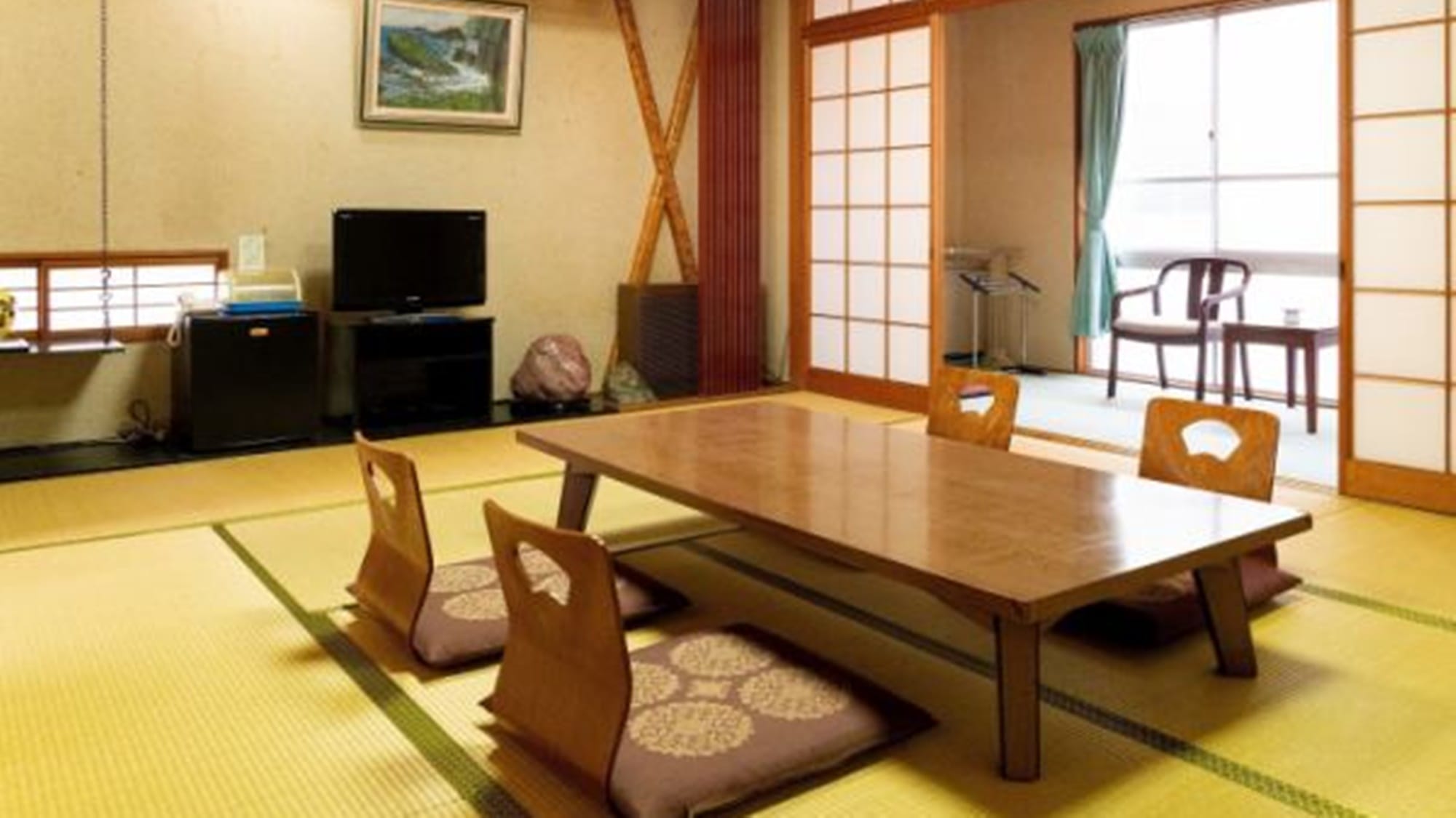 *[Example of a 10-tatami Japanese-style room] A room that feels somehow nostalgic and at home