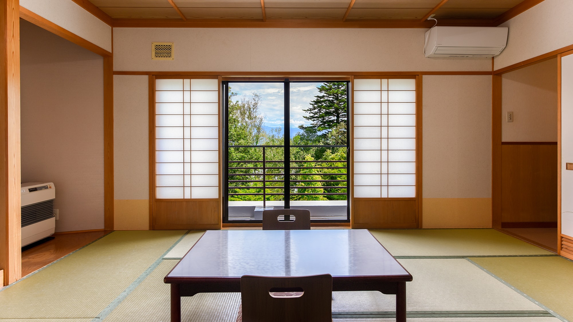 *[FOREST view lake side] Japanese-style room 10 tatami mats