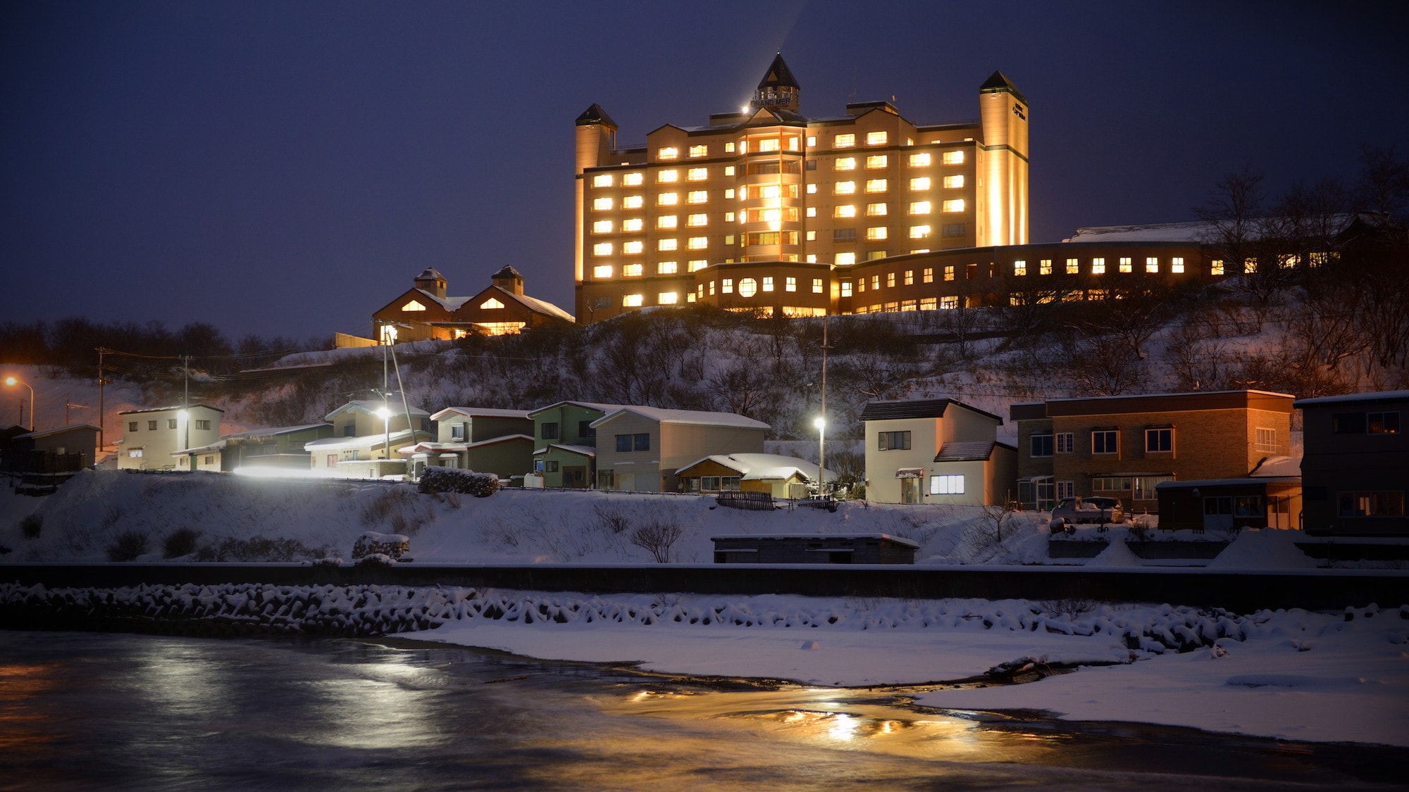 <外観>日本海から望むグランメール山海荘