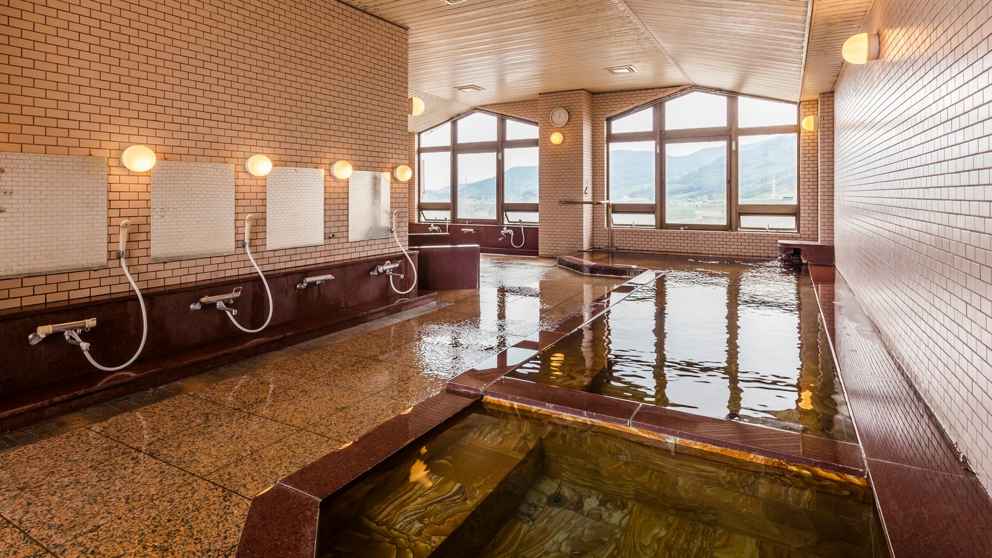[Large public bath] Business hours: PM3:00 - AM1:00 / AM5:00 - AM9:30