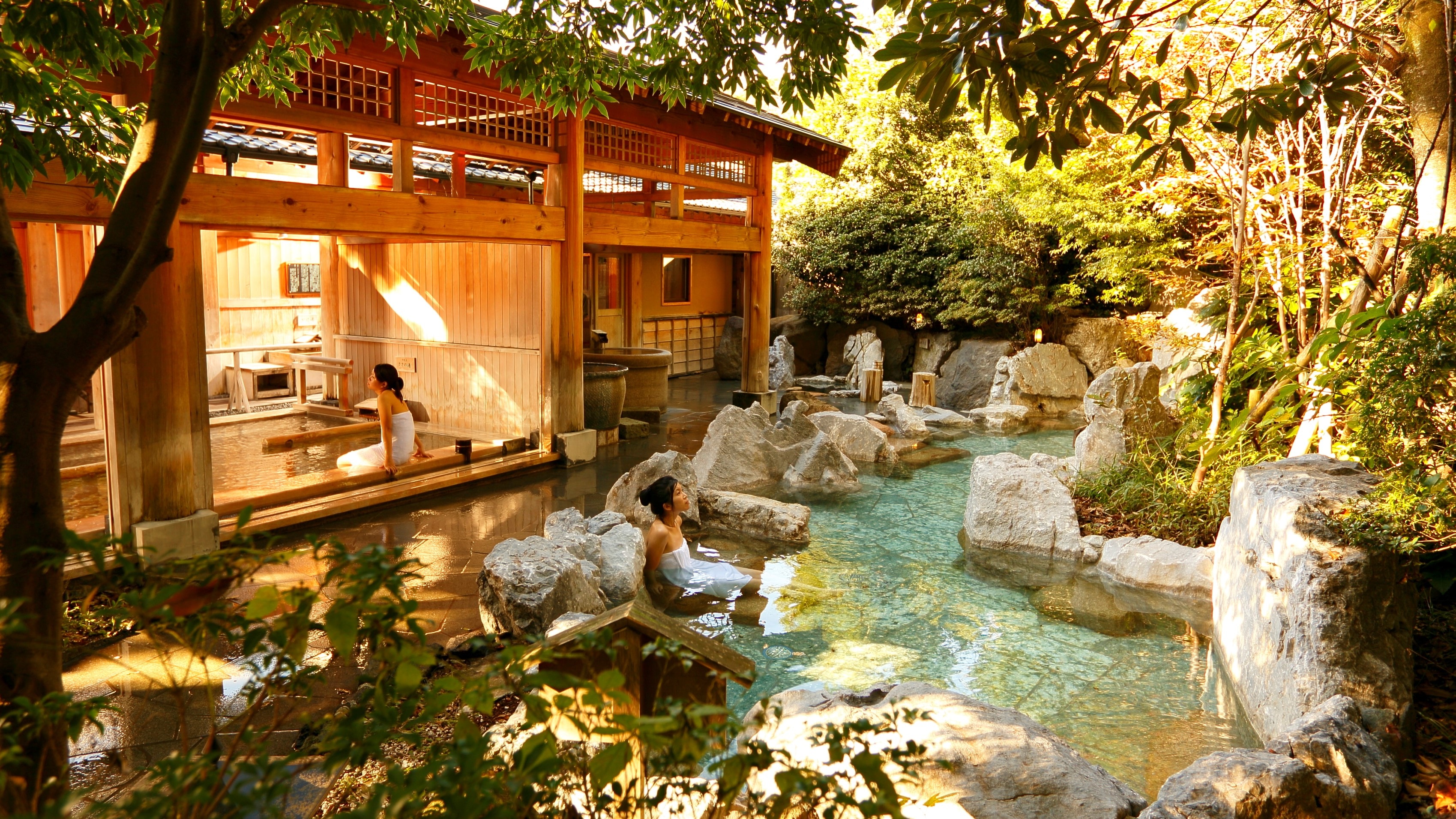 [Large public bath: Rock open-air bath] An open-air bath surrounded by abundant nature and full of openness