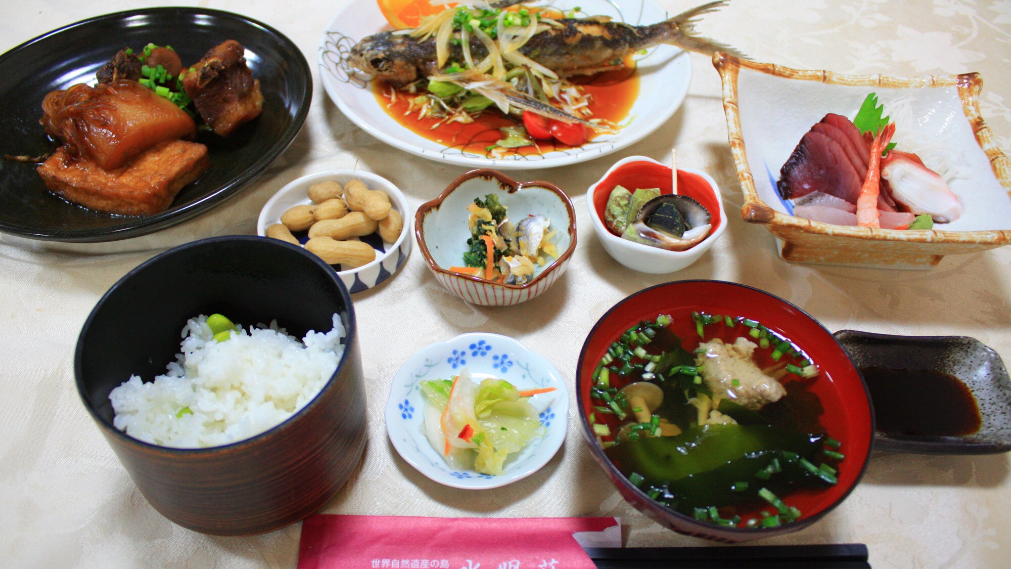 *[Dinner example] A variety of dishes made from seafood caught in the waters off Yakushima and local ingredients, all handmade by the proprietress.