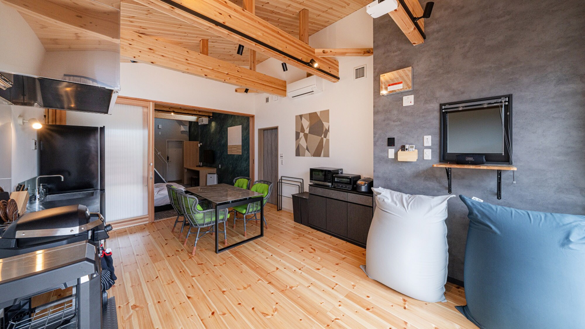 ・[4 เตียง/ฝั่งภูเขา] ภายในเรียบง่ายและเก๋ไก๋ ทำให้คุณสัมผัสได้ถึงความอบอุ่นของไม้