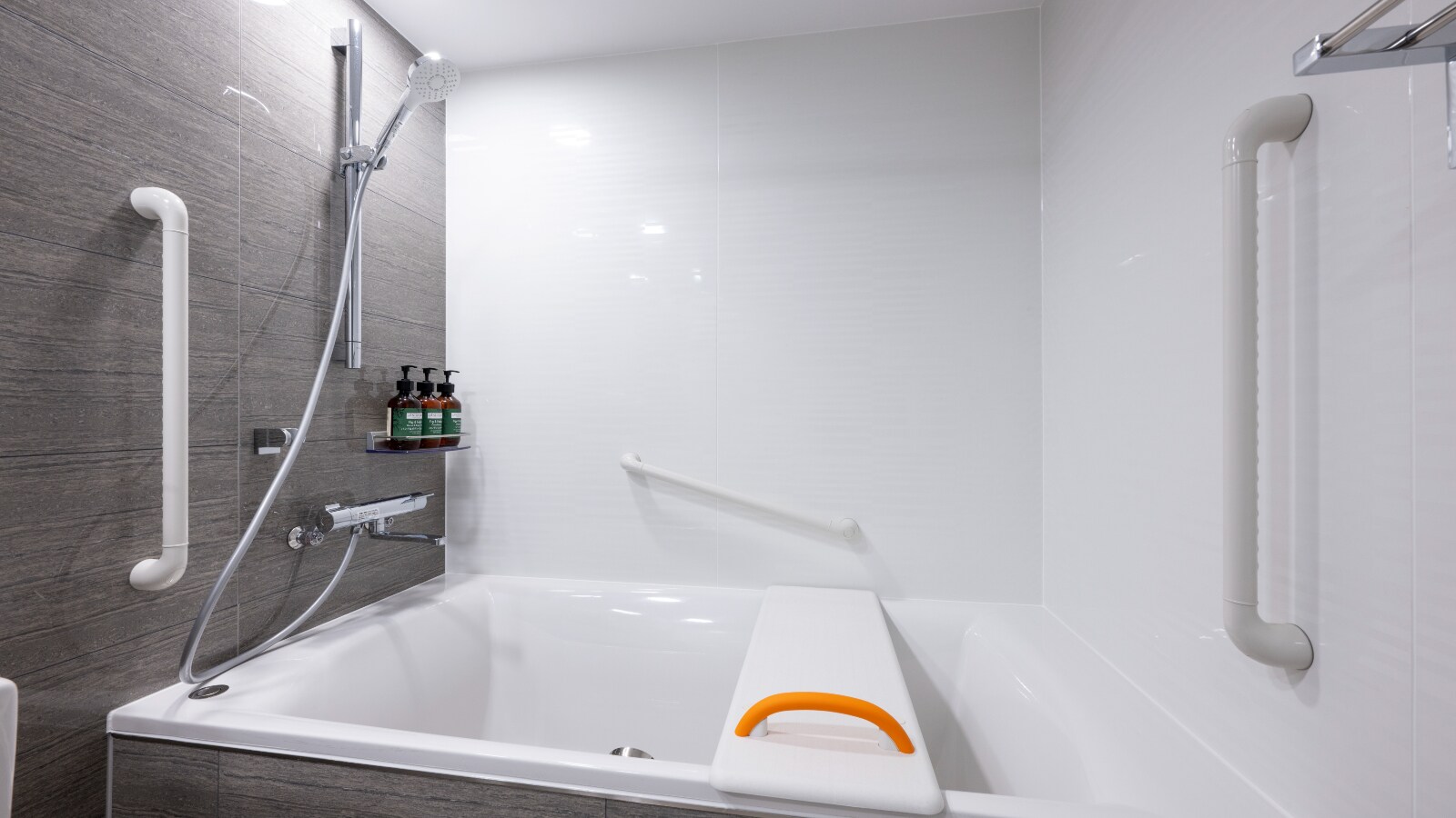 The bathroom in the accessible room is a spacious space that is easy to use even with a wheelchair.