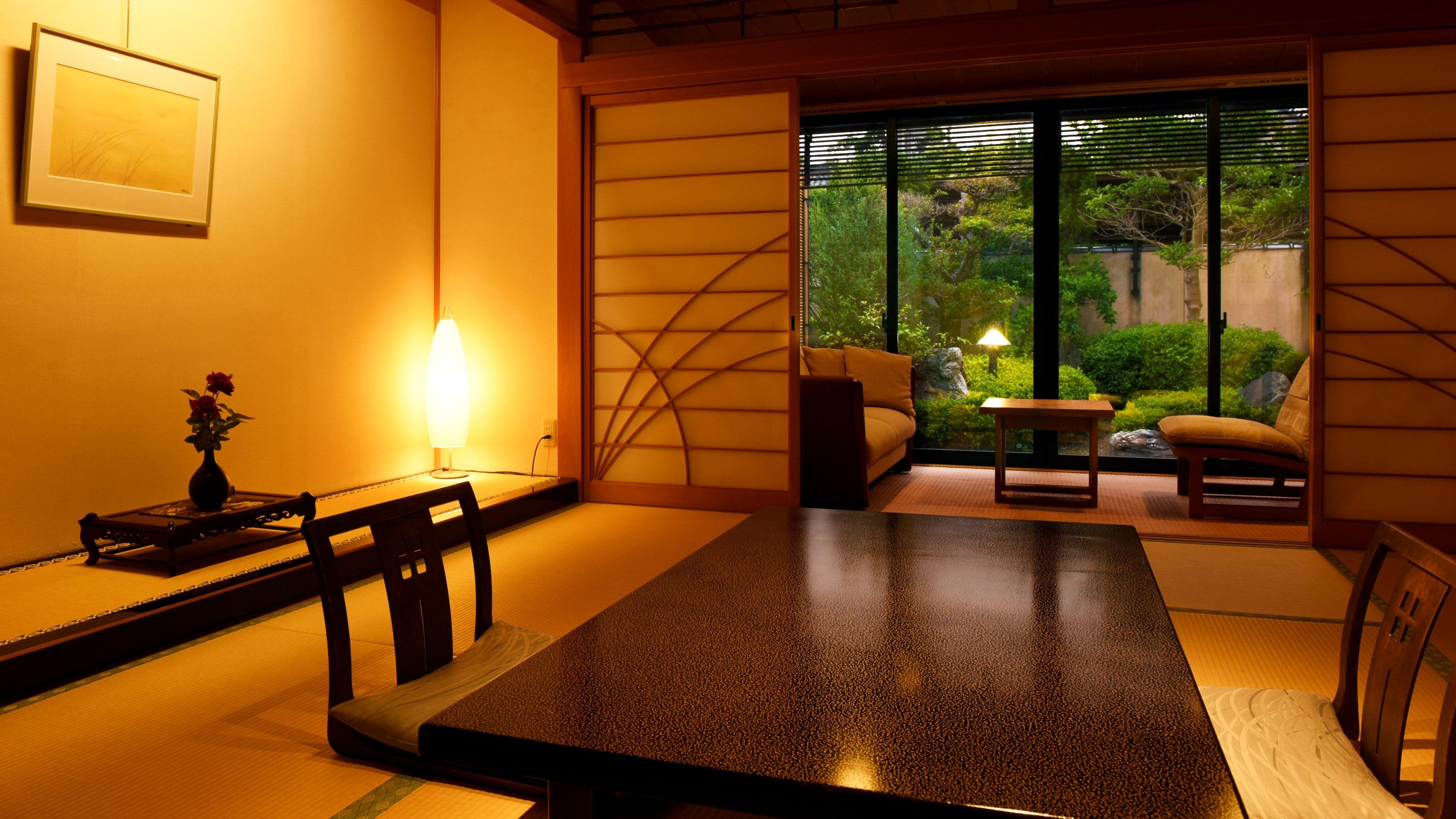 [East away] A guest room with an open-air bath of 10 tatami mats away from the east, where you can be healed by the Japanese garden.