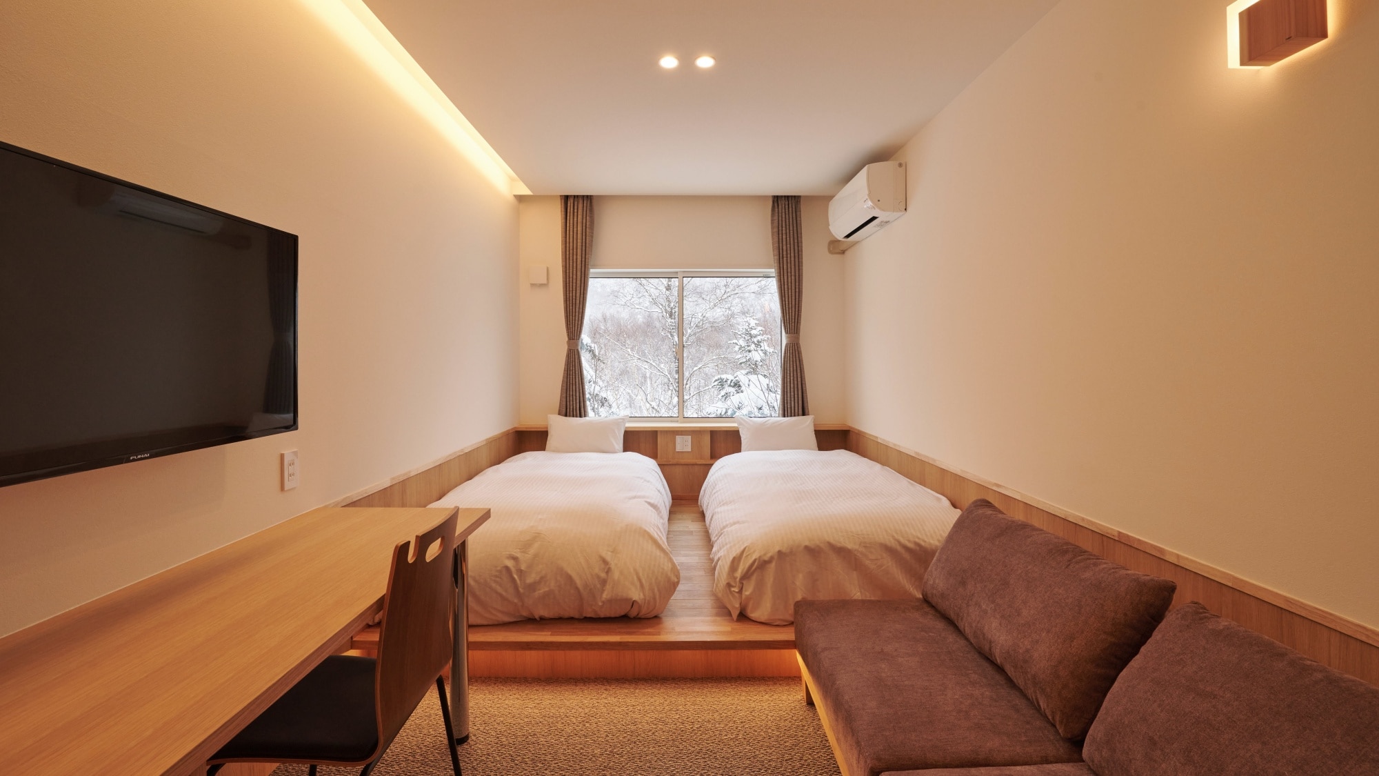 *[Renovated twin room in the annex (west side with garden view)] A renovated twin room with a modern atmosphere.