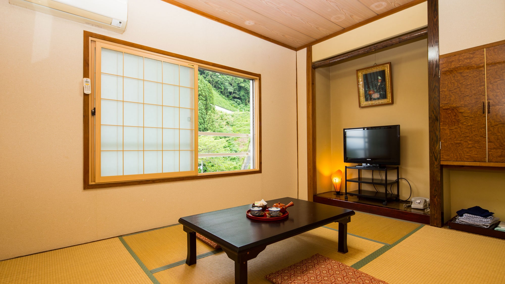 [Mountain side, Japanese-style room 6 tatami mats] << with toilet >>