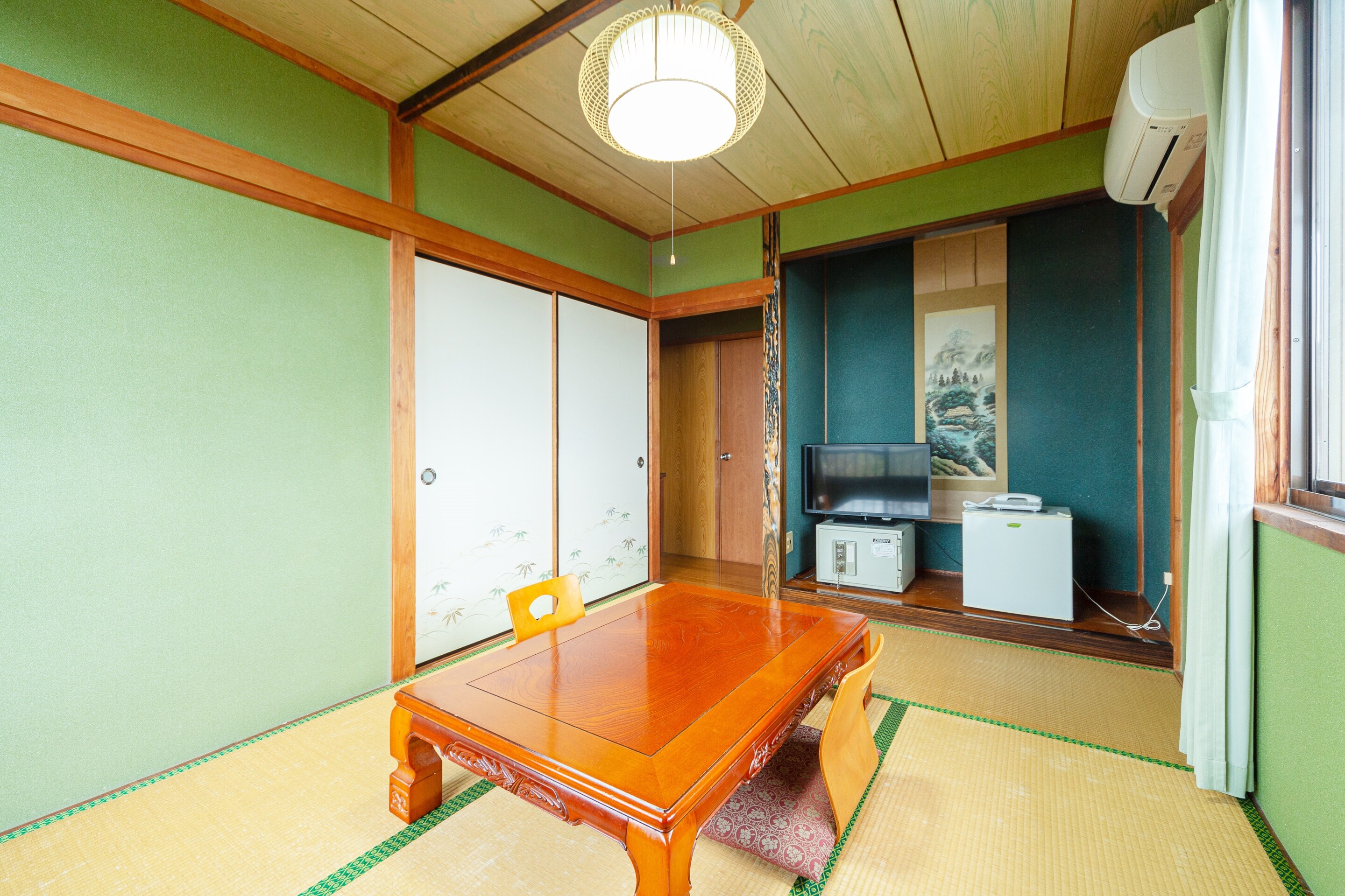 [Smoking] Japanese-style room for 1-2 people (no bath or toilet)